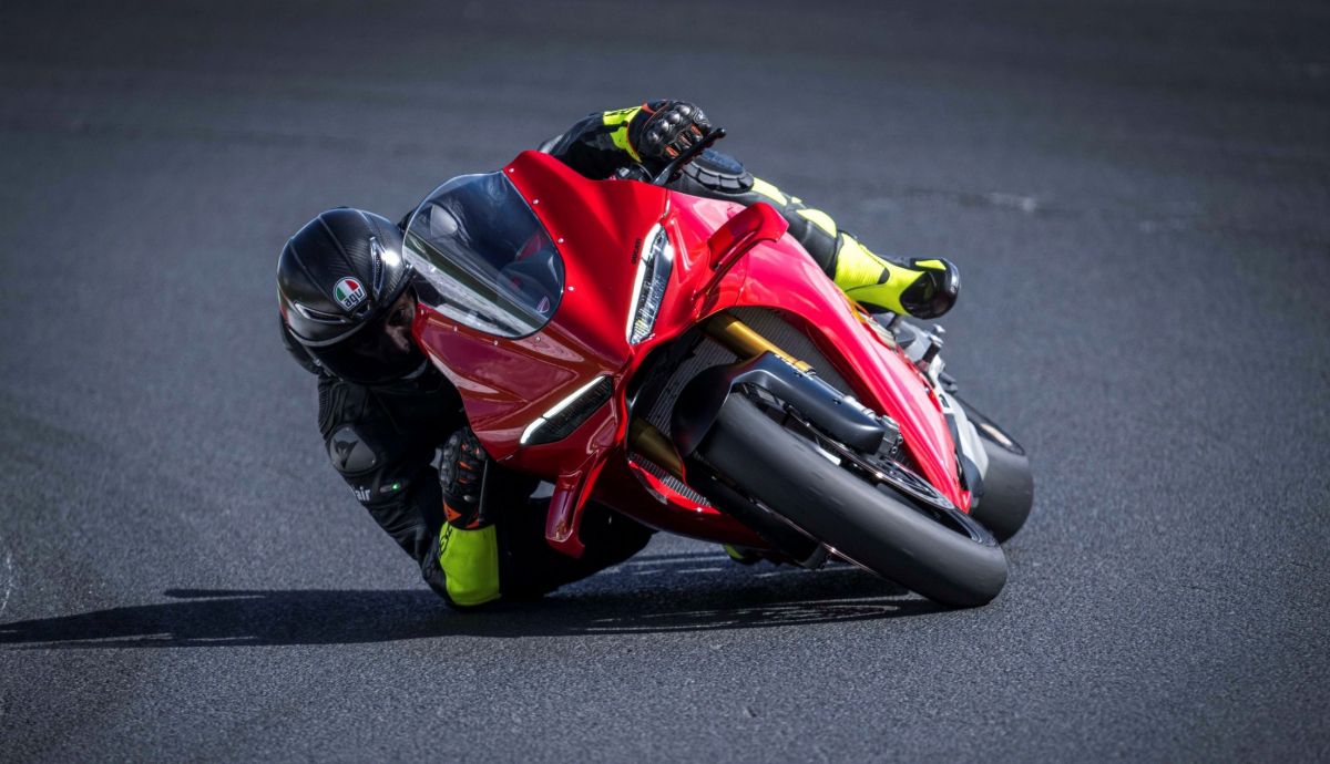 Ducati Panigale V4 S 2025 acción 3