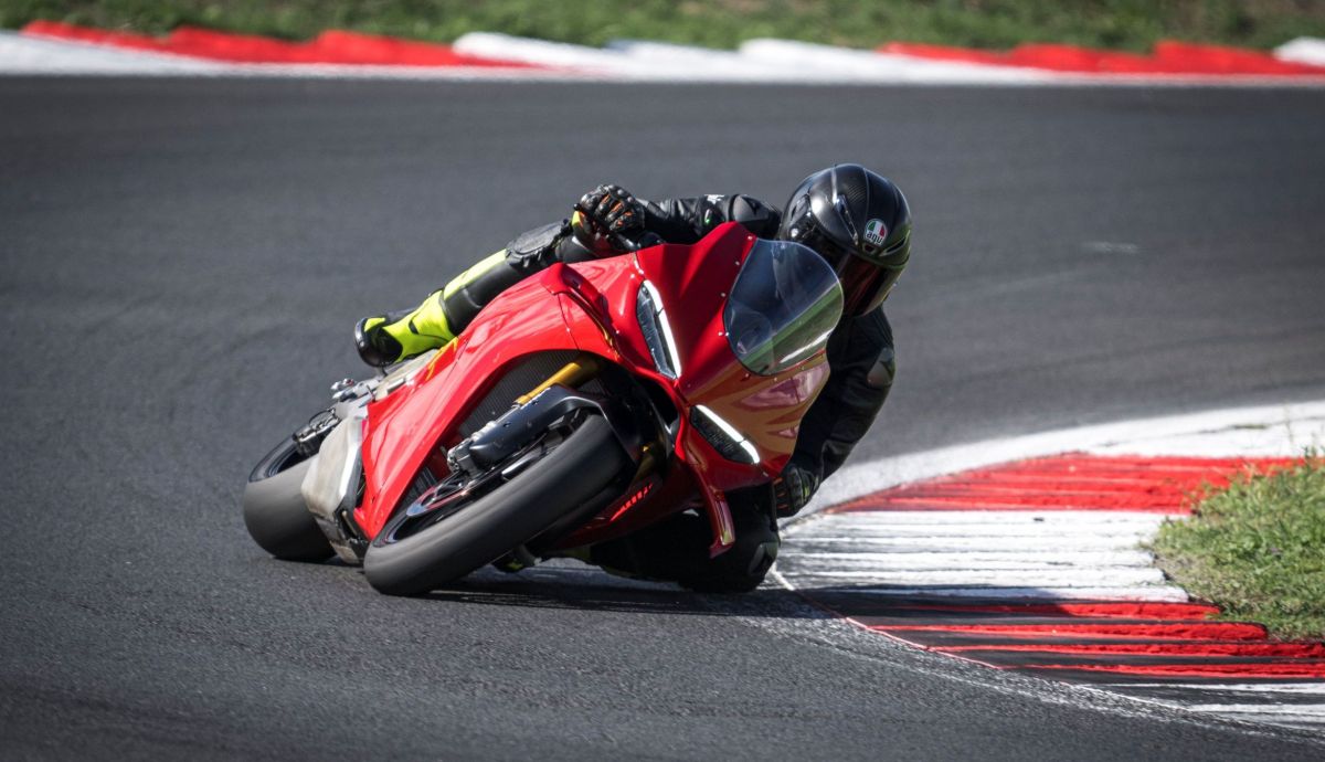 Ducati Panigale V4 S 2025 acción 6