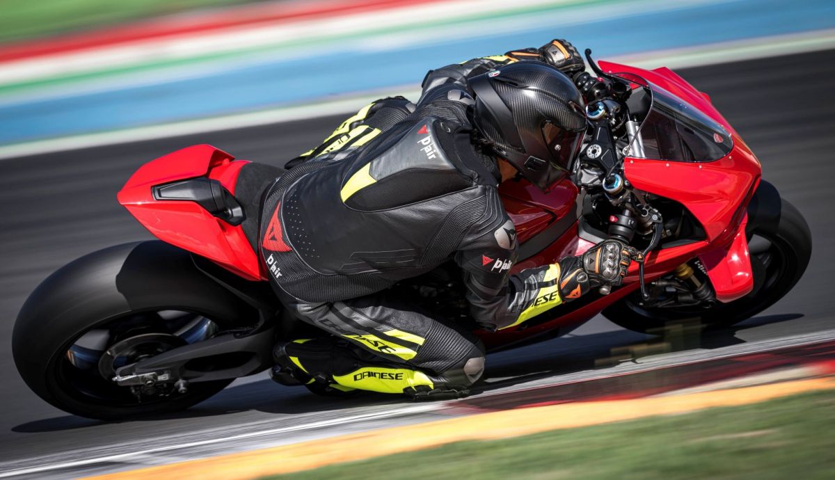Ducati Panigale V4 S 2025 acción 2