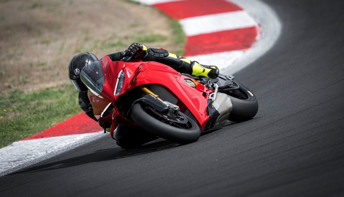 Ducati Panigale V4 S 2025 acción 5