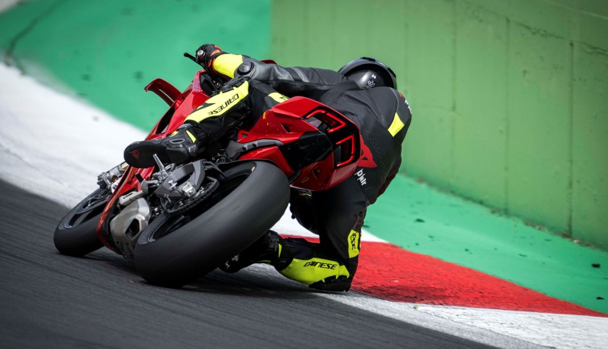 Ducati Panigale V4 S 2025 acción 4