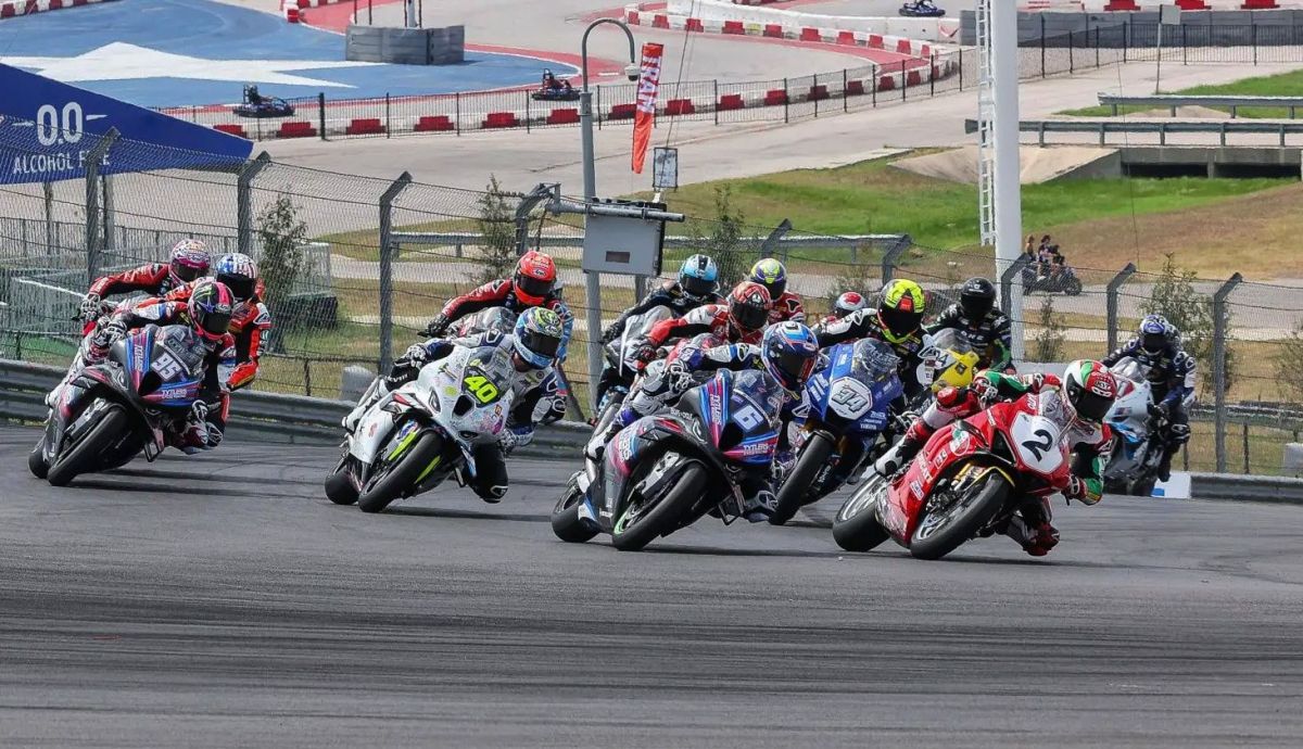 Josh Herrin cogía la cabeza en la primera curva ante Cameron Beaubier, Sean Dylan Kelly y Xavi Forés Josh Herrin cogía la cabeza en la primera curva ante Cameron Beaubier, Sean Dylan Kelly y Xavi Forés