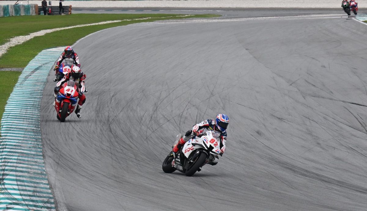 Yuki Kunii se escapa de Nakarin Atiratphuvapat y Hafizh Syahrin