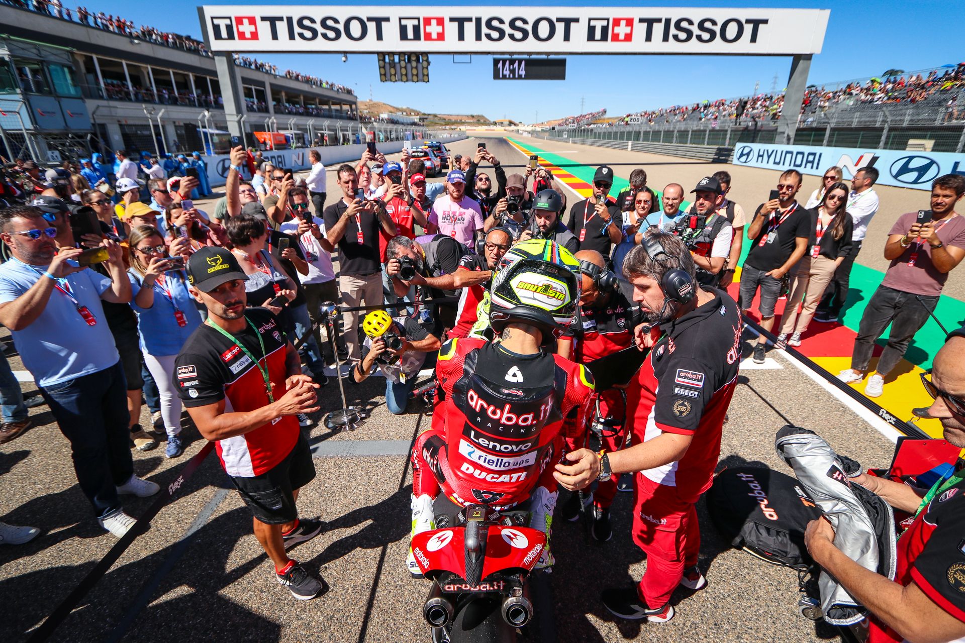 Vive en directo y desde la parrilla la carrera de Superbike de Motorland Aragón.