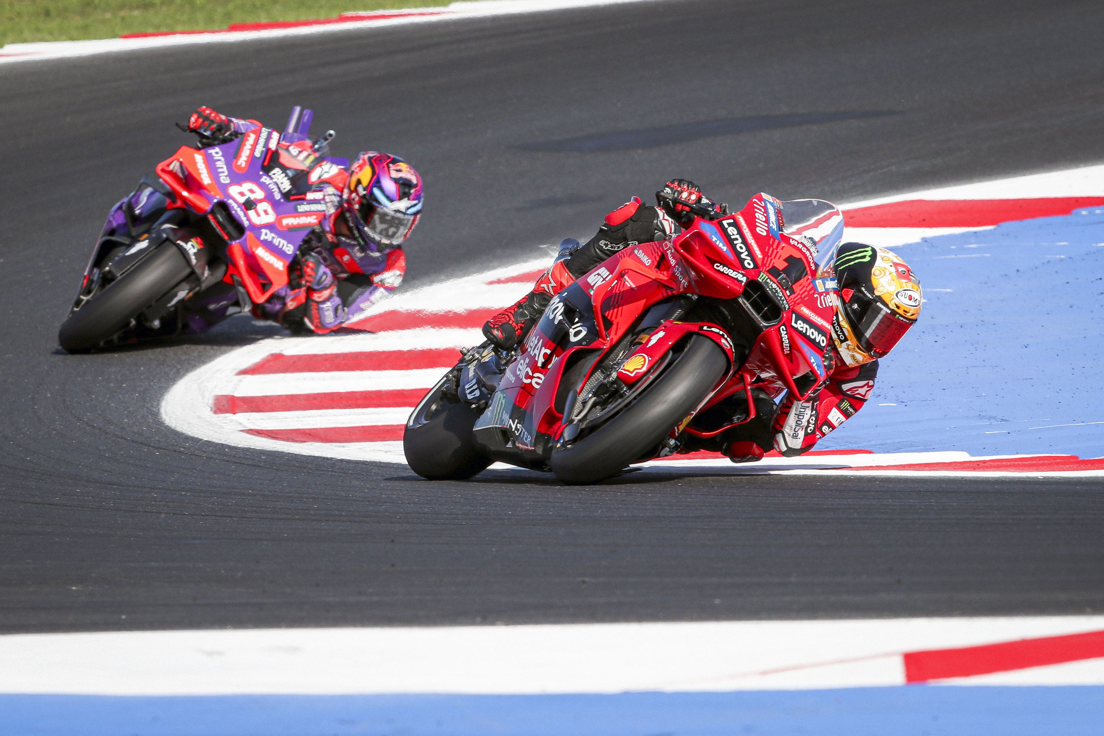 Pecco Bagnaia se ha impuesto a Jorge Martín en el sprint del GP de Emilia-Romaña