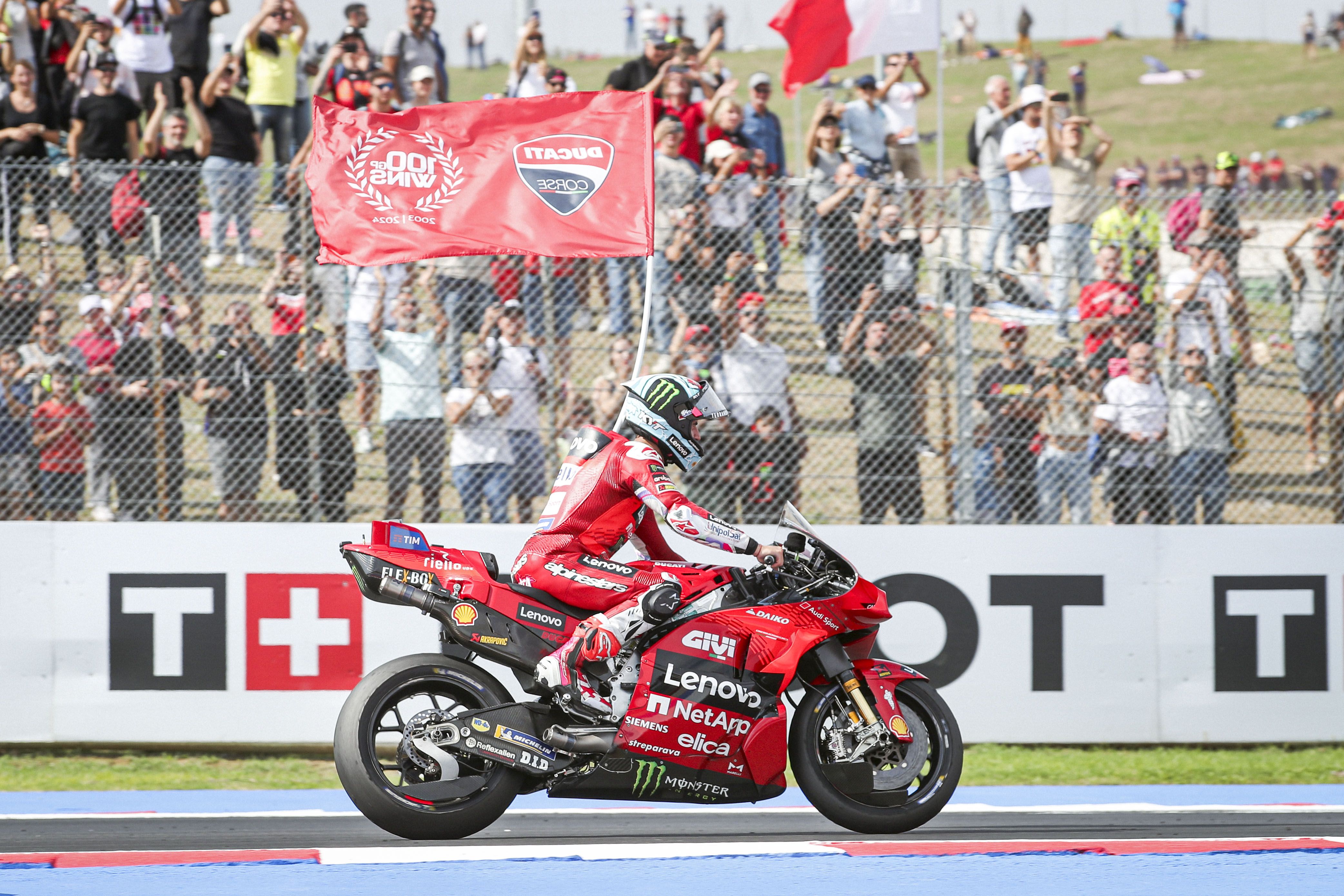 Enea Bastianini celebra la victoria 100 de Ducati en MotoGP.