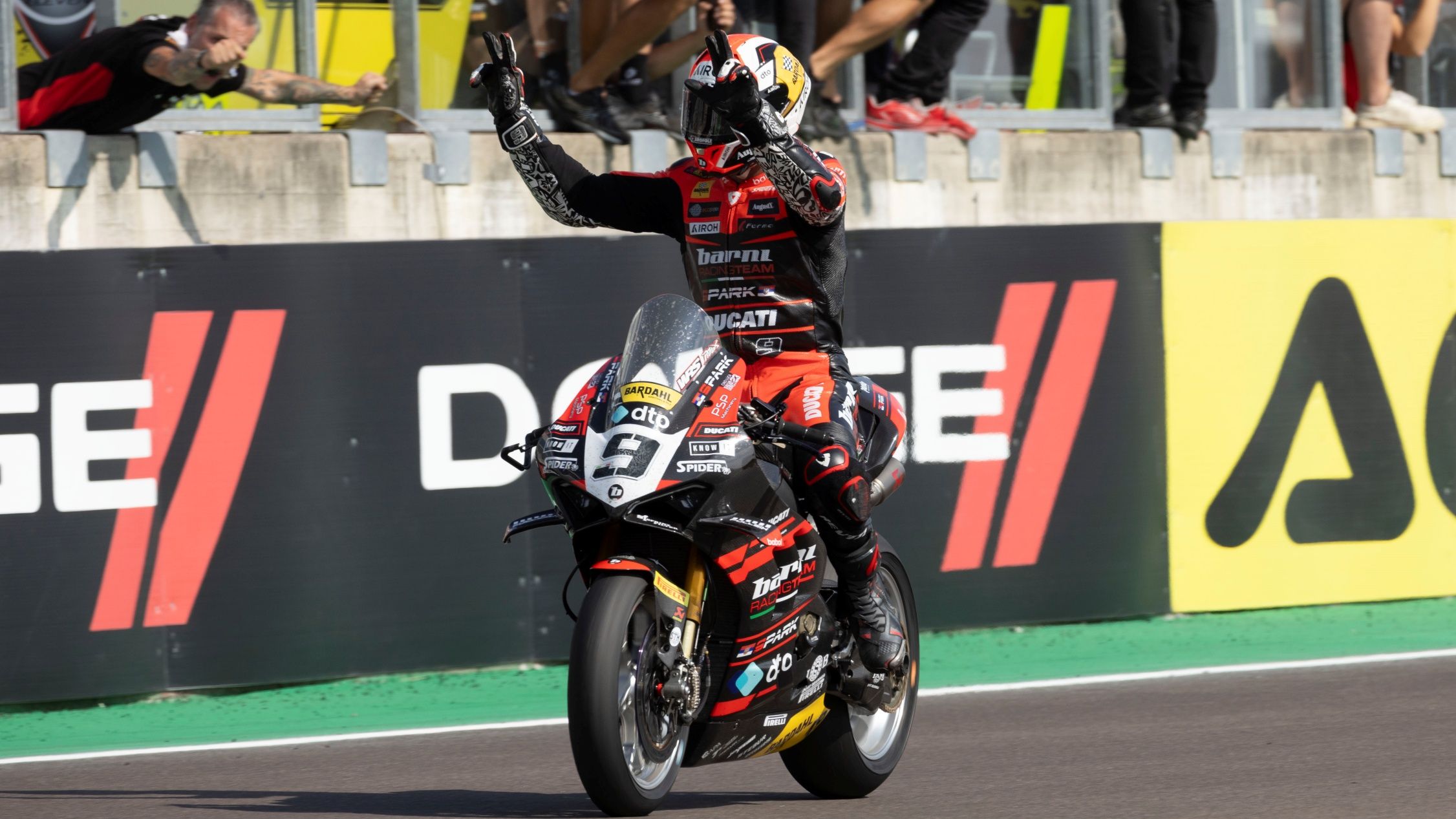 Danilo Petrucci festeja su histórico triplete en Cremona
