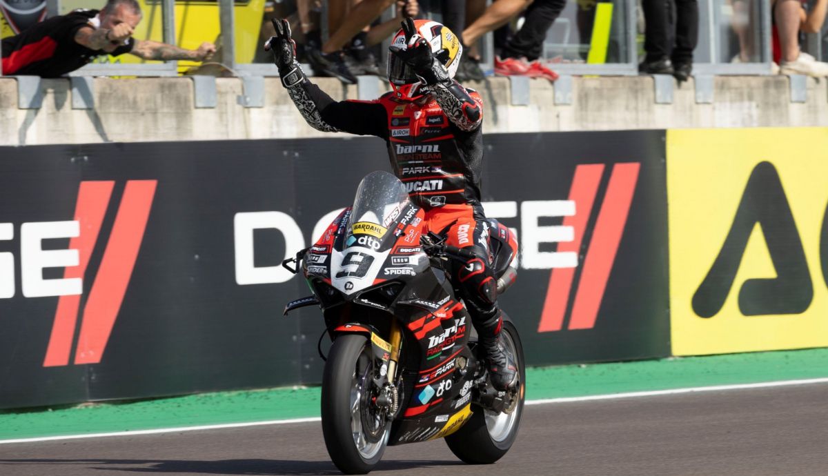 Danilo Petrucci festeja su histórico triplete en Cremona
