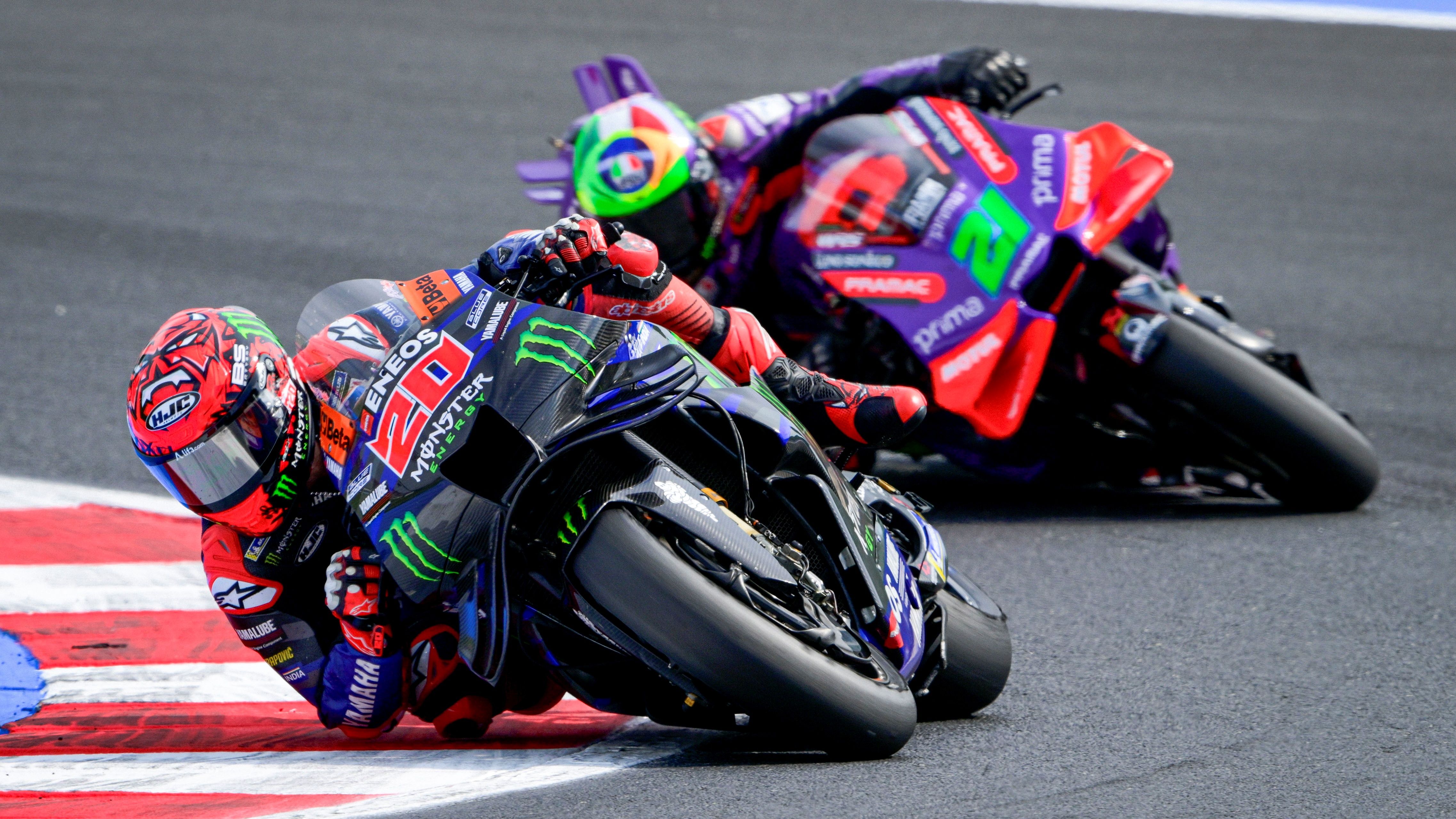 Fabio Quartararo seguido por Franco Morbidelli, MotoGP Emilia Romaña 2024