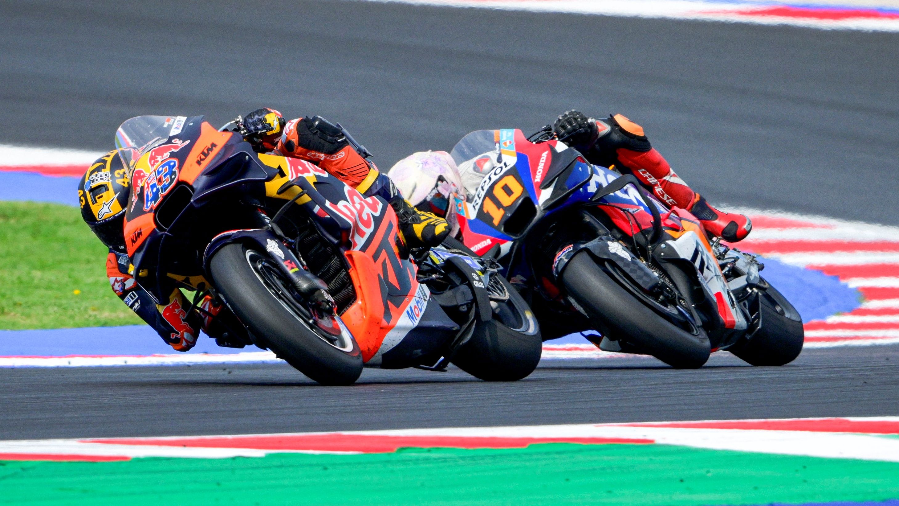 Jack Miller trata de contener a Luca Marini, MotoGP Emilia Romaña 2024