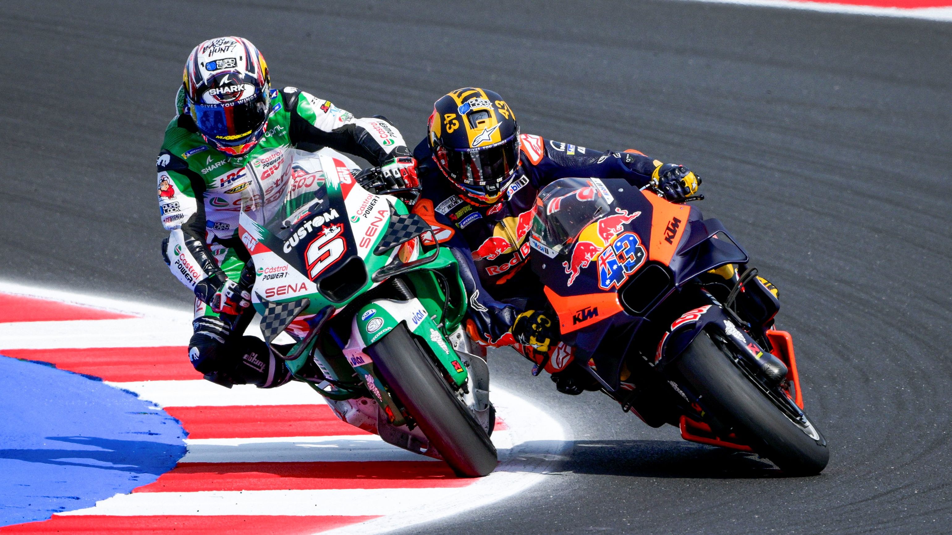 Johann Zarco impacta con Jack Miller tratando de adelantarle, MotoGP Emilia Romaña 2024