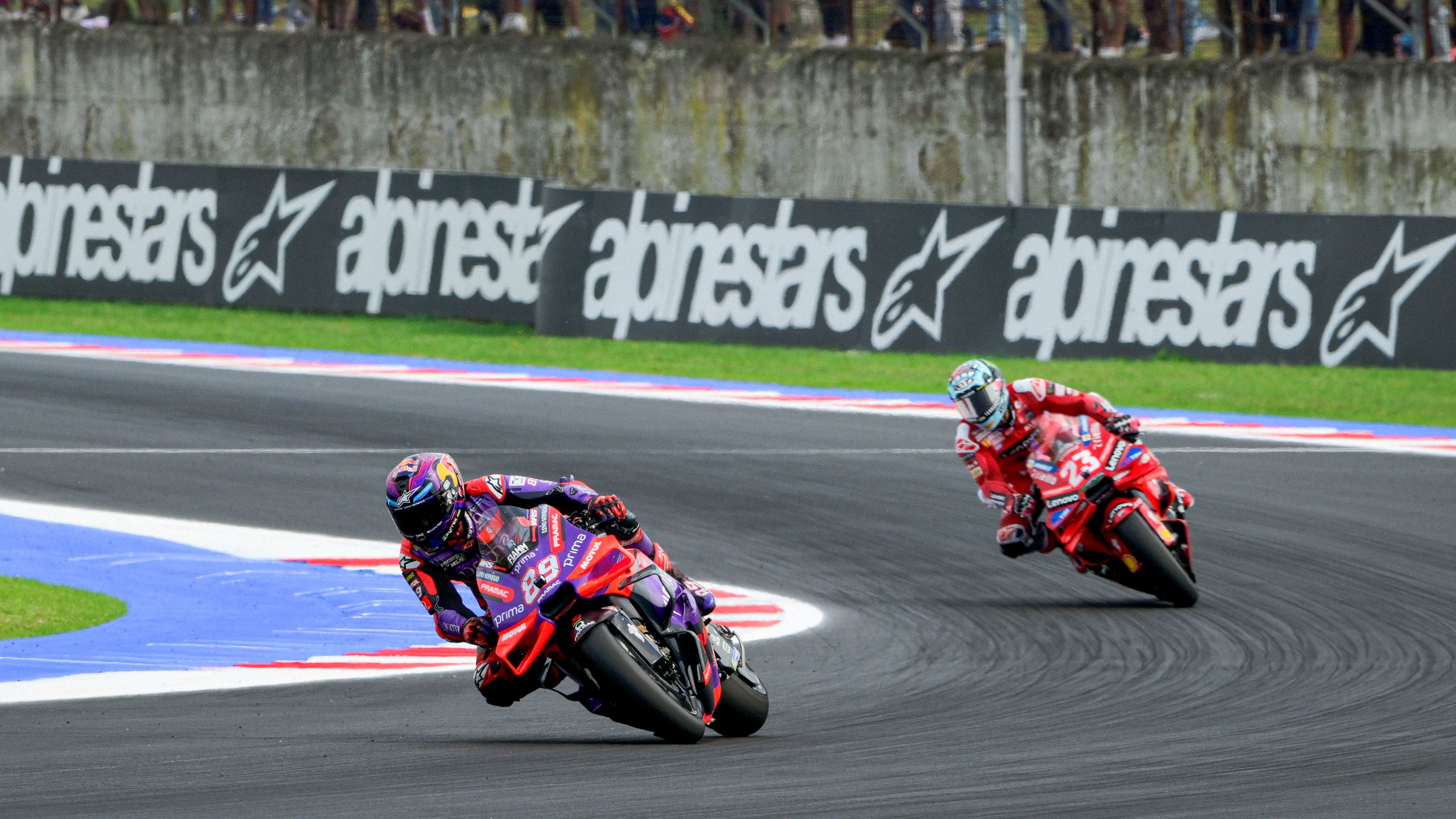 Jorge Martín trata de escaparse de Enea Bastianini, MotoGP Emilia Romaña 2024