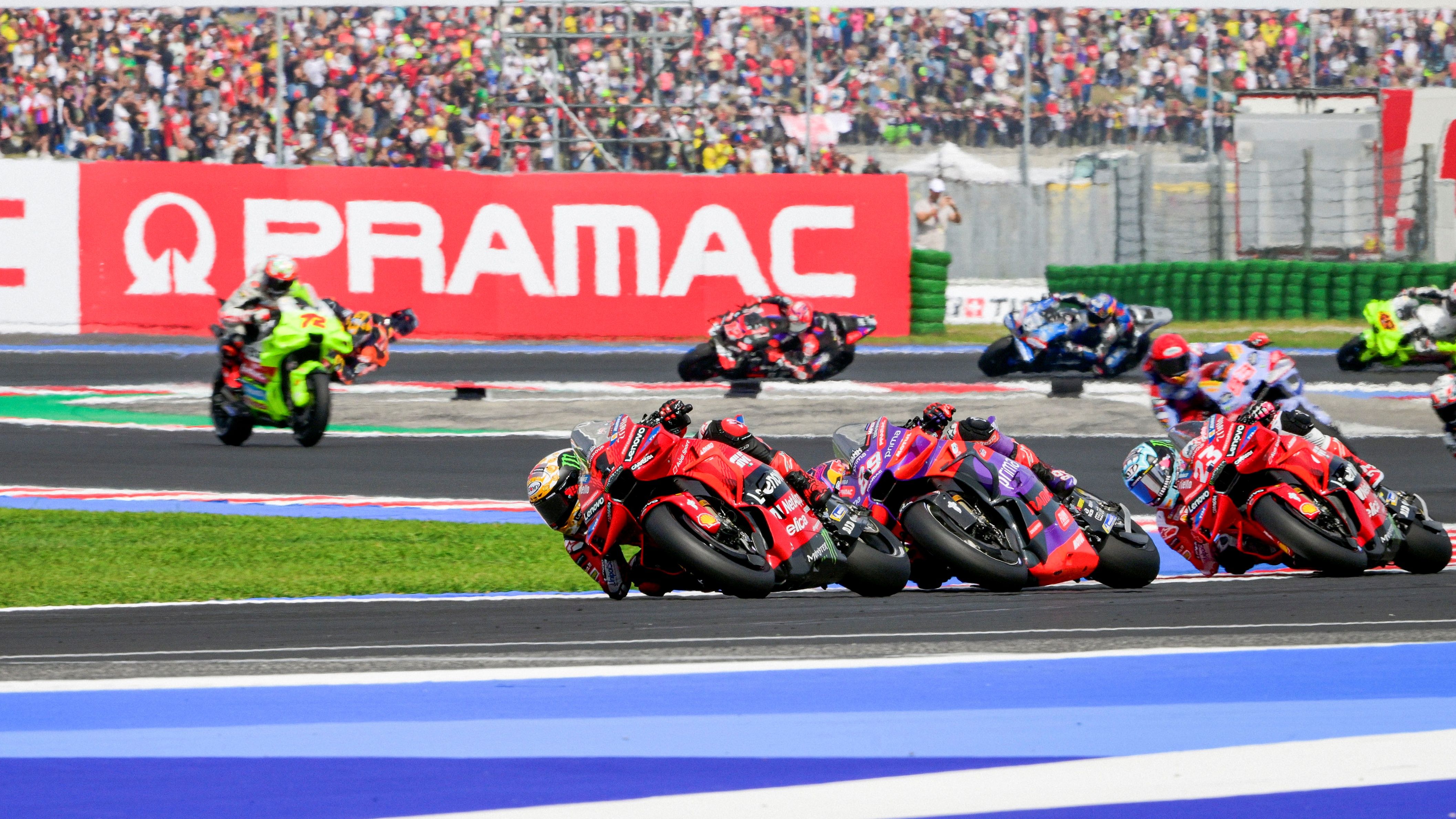 Pecco Bagnaia con Jorge Martín y Enea Bastianini detrás, MotoGP Emilia Romaña 2024