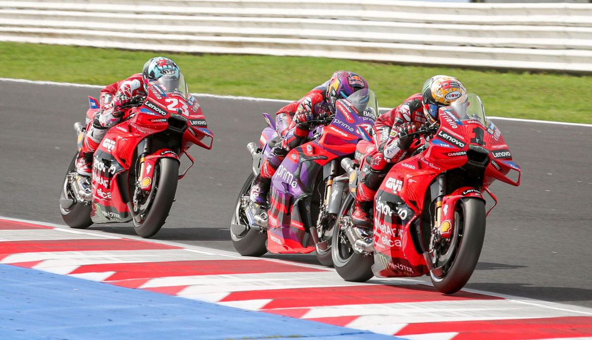 Pecco Bagnaia con Jorge Martín y Enea Bastianini pegados, MotoGP Emilia Romaña 2024 Pecco Bagnaia con Jorge Martín y Enea Bastianini pegados, MotoGP Emilia Romaña 2024