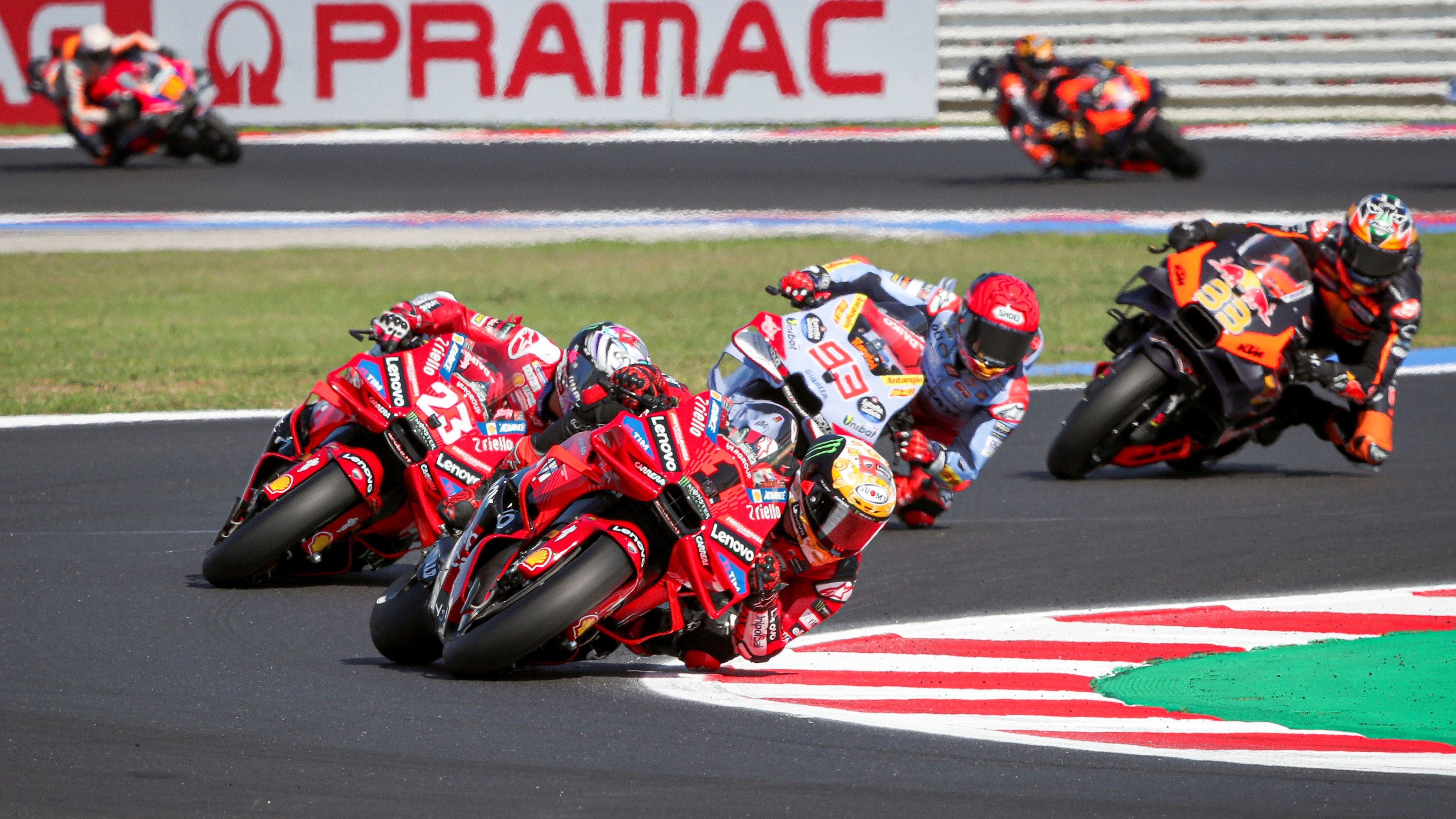Pecco Bagnaia delante de Enea Bastianini, Marc Márquez y Brad Binder, MotoGP Emilia Romaña 2024