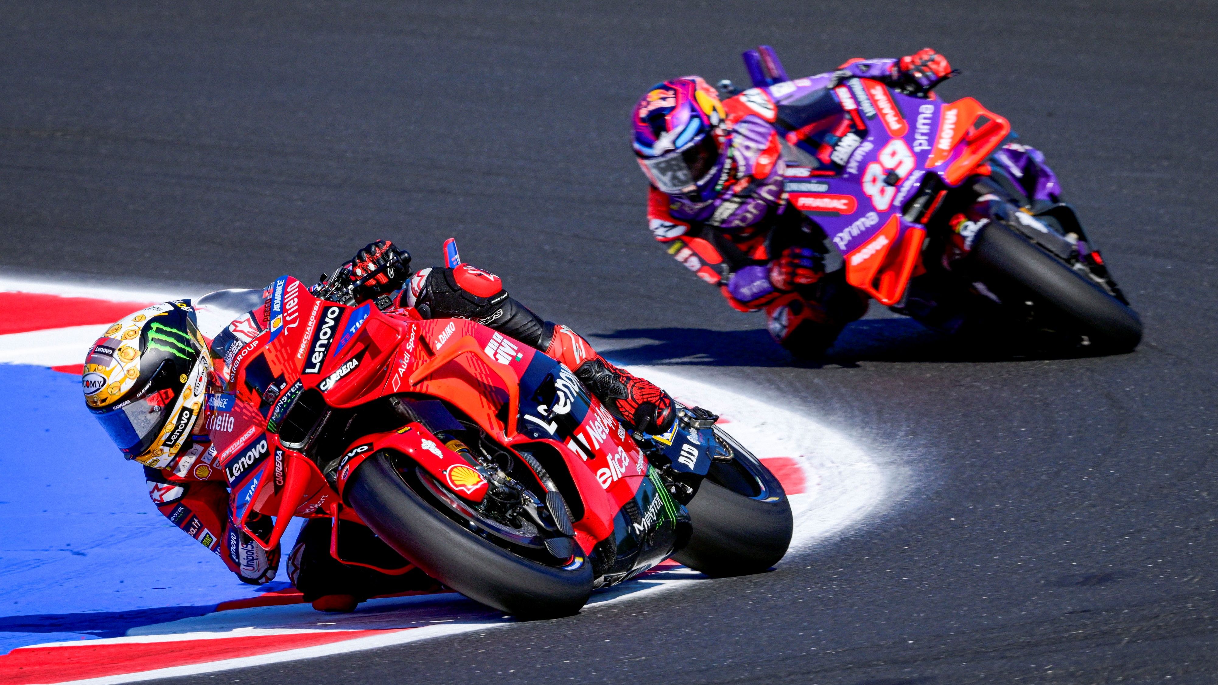Pecco Bagnaia delante de Jorge Martín en el Sprint, MotoGP Emilia Romaña 2024