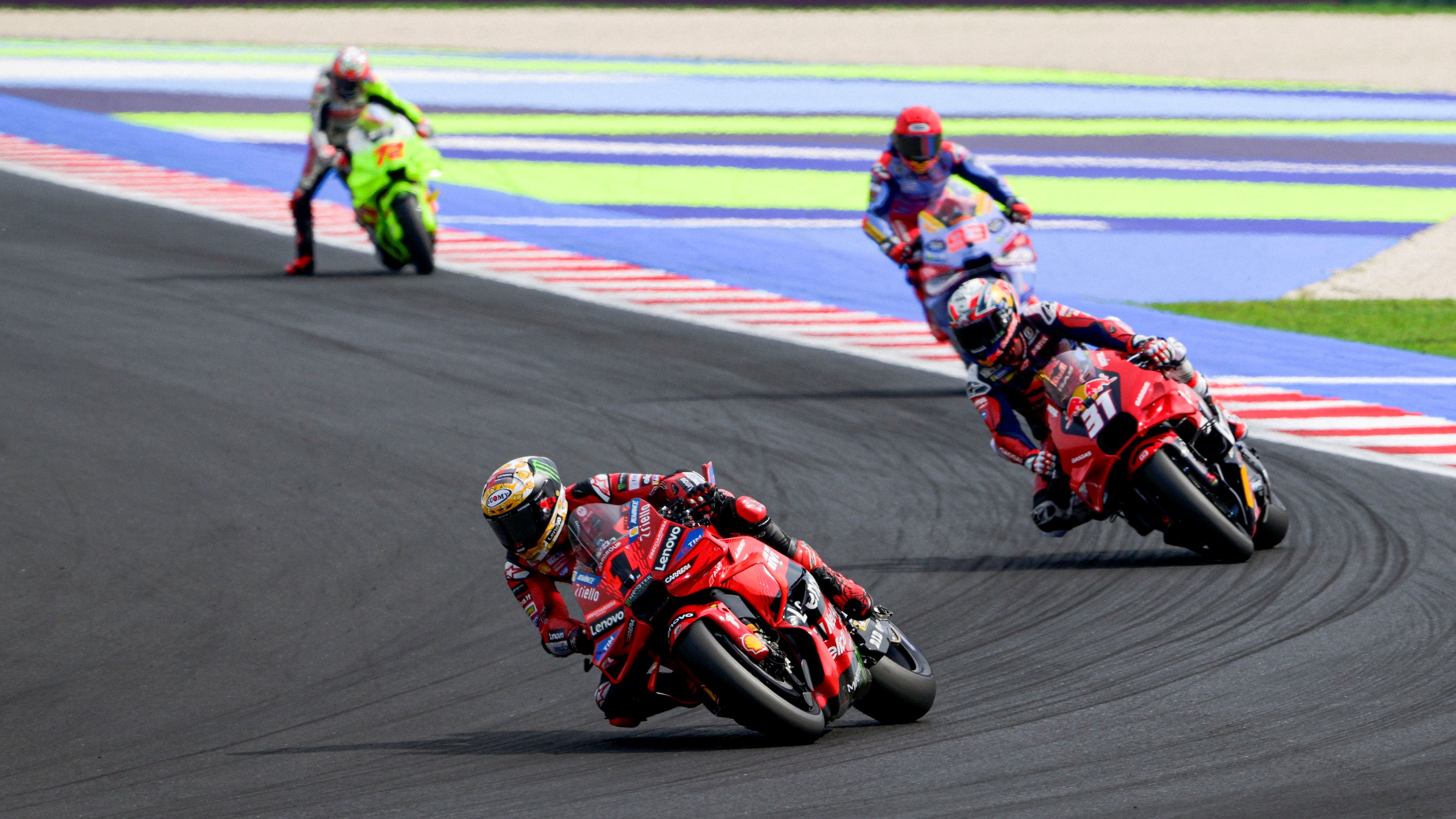Pecco Bagnaia delante de Pedro Acosta, Marc Márquez y Marco Bezzecchi, MotoGP Emilia Romaña 2024