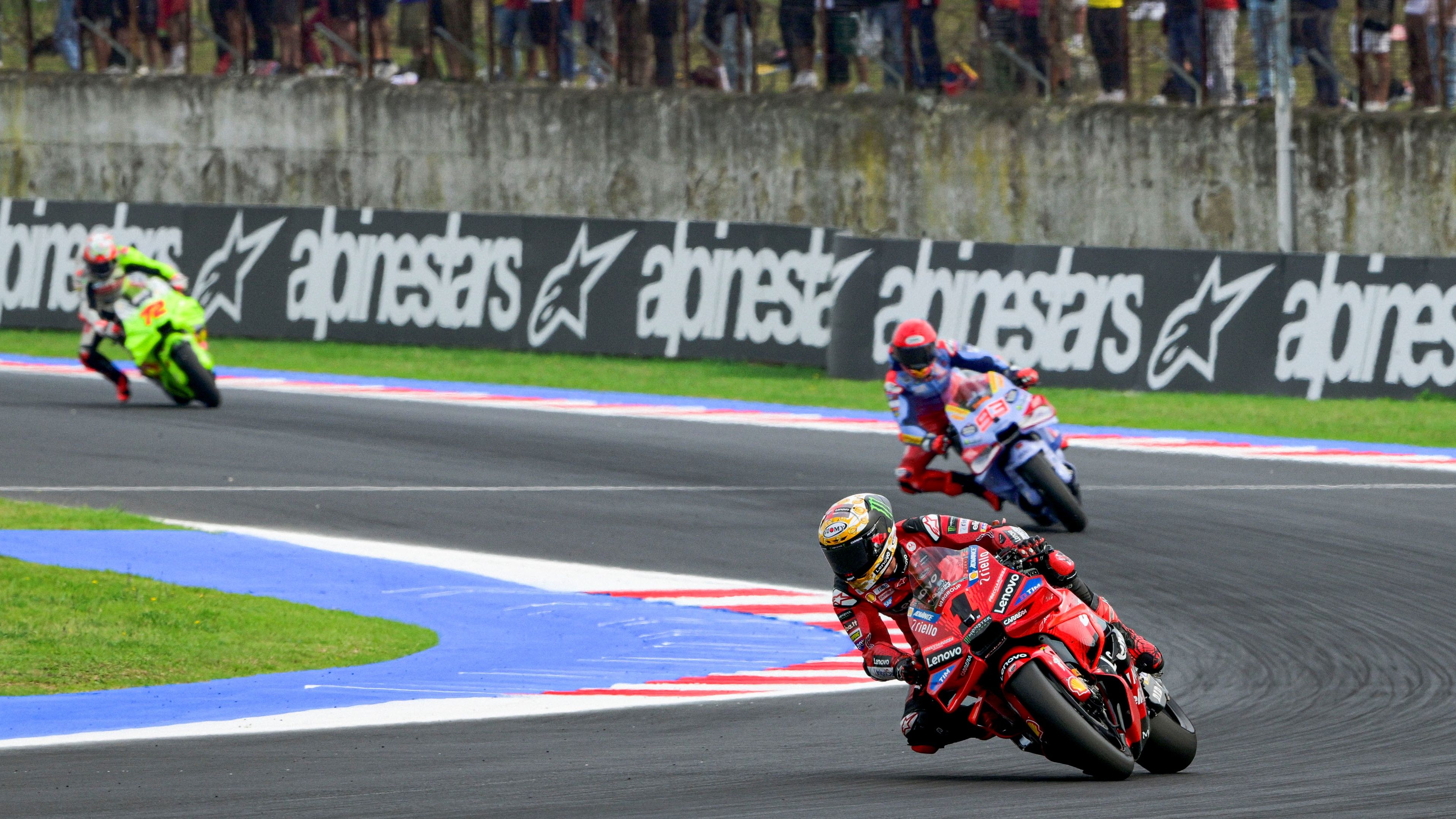 Pecco Bagnaia perseguido por Marc Márquez y Marco Bezzecchi, MotoGP Emilia Romaña 2024