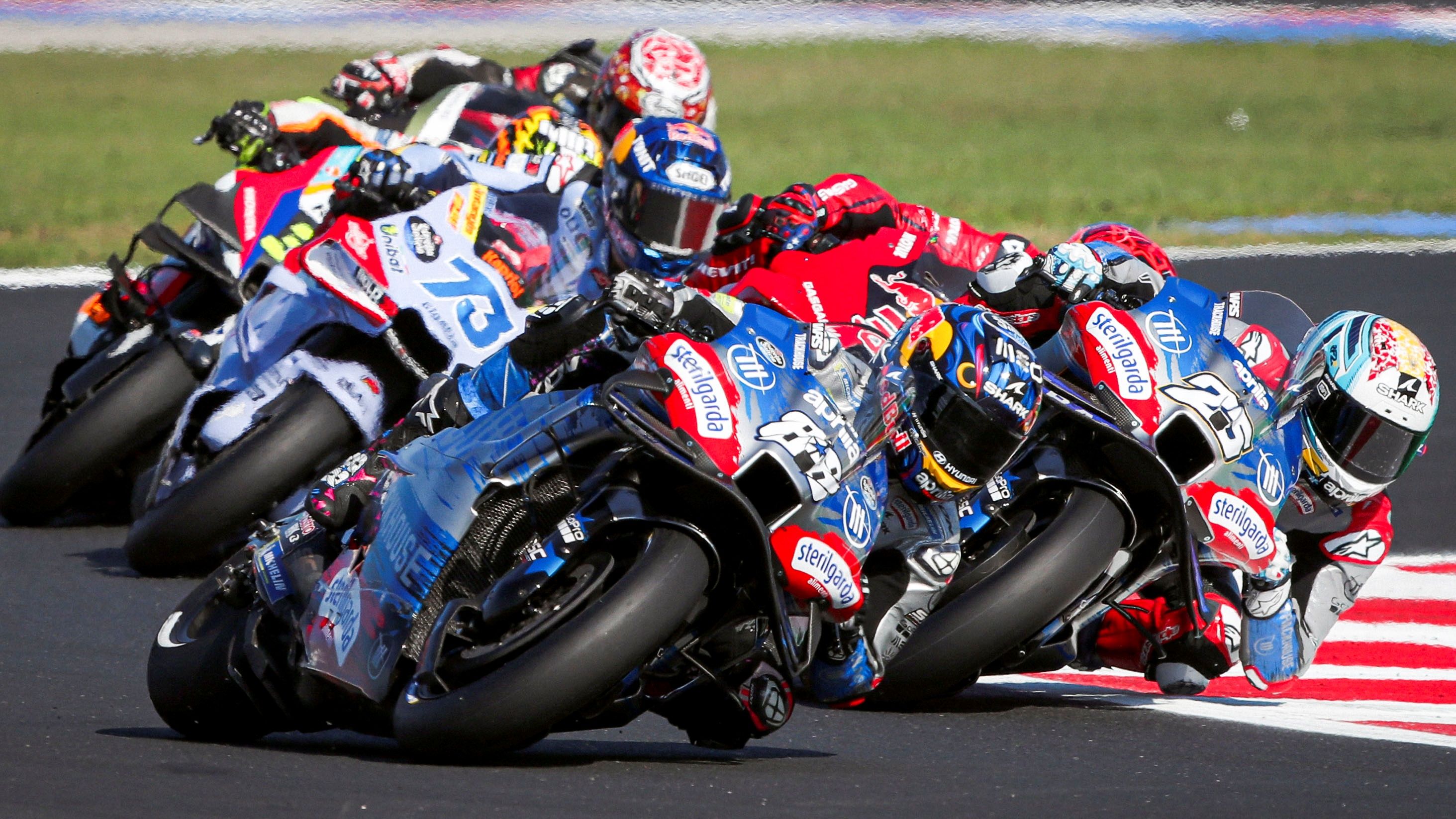 Raúl Fernández pasa a Miguel Oliveira ante Augusto Fernández, Álex Márquez, Joan Mir y Takaaki Nakagami, MotoGP Emilia Romaña 2024