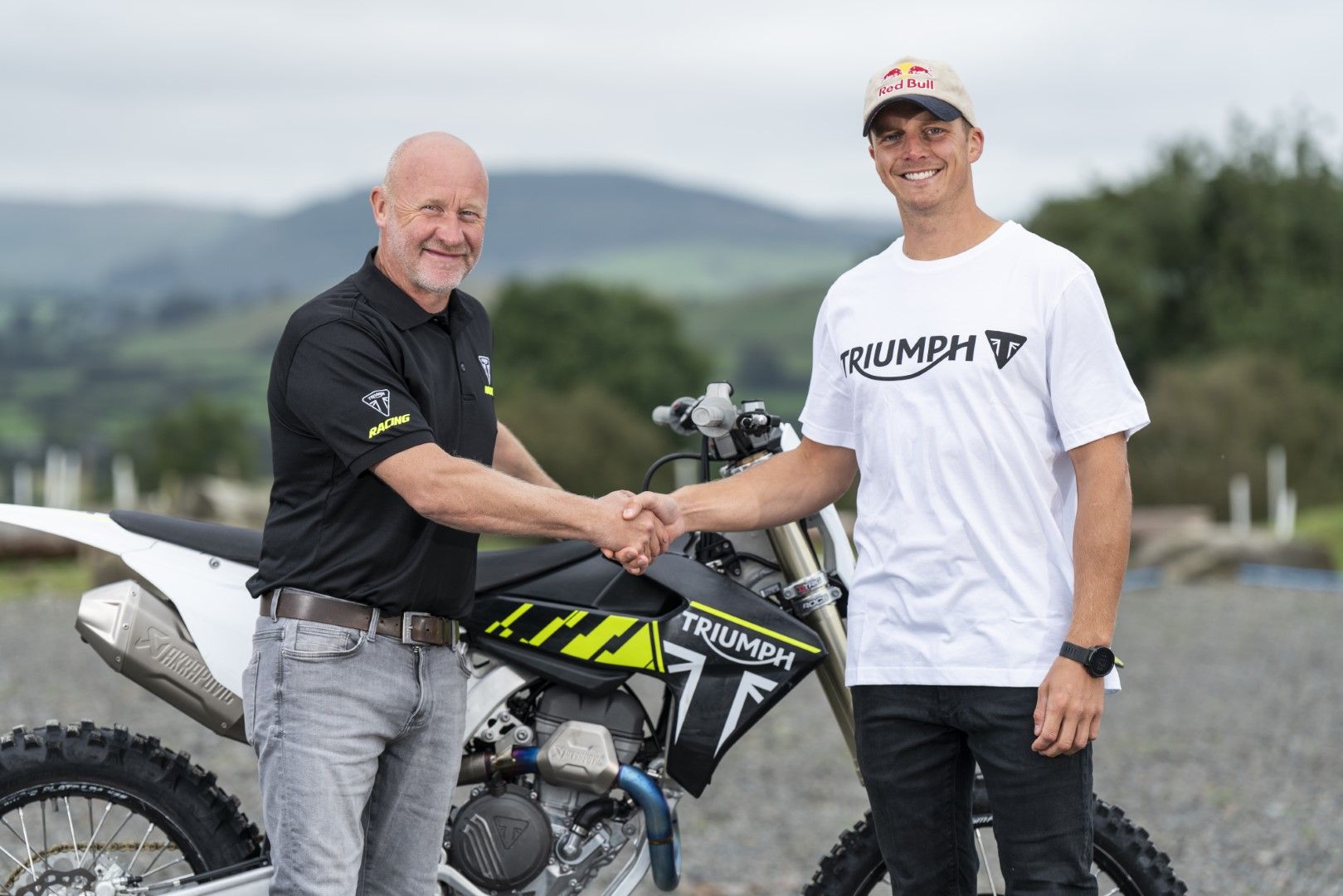 Triumph asalta el enduro. Ficha a Paul Edmondson como  jefe de equipo y a Jonny Walker como piloto.