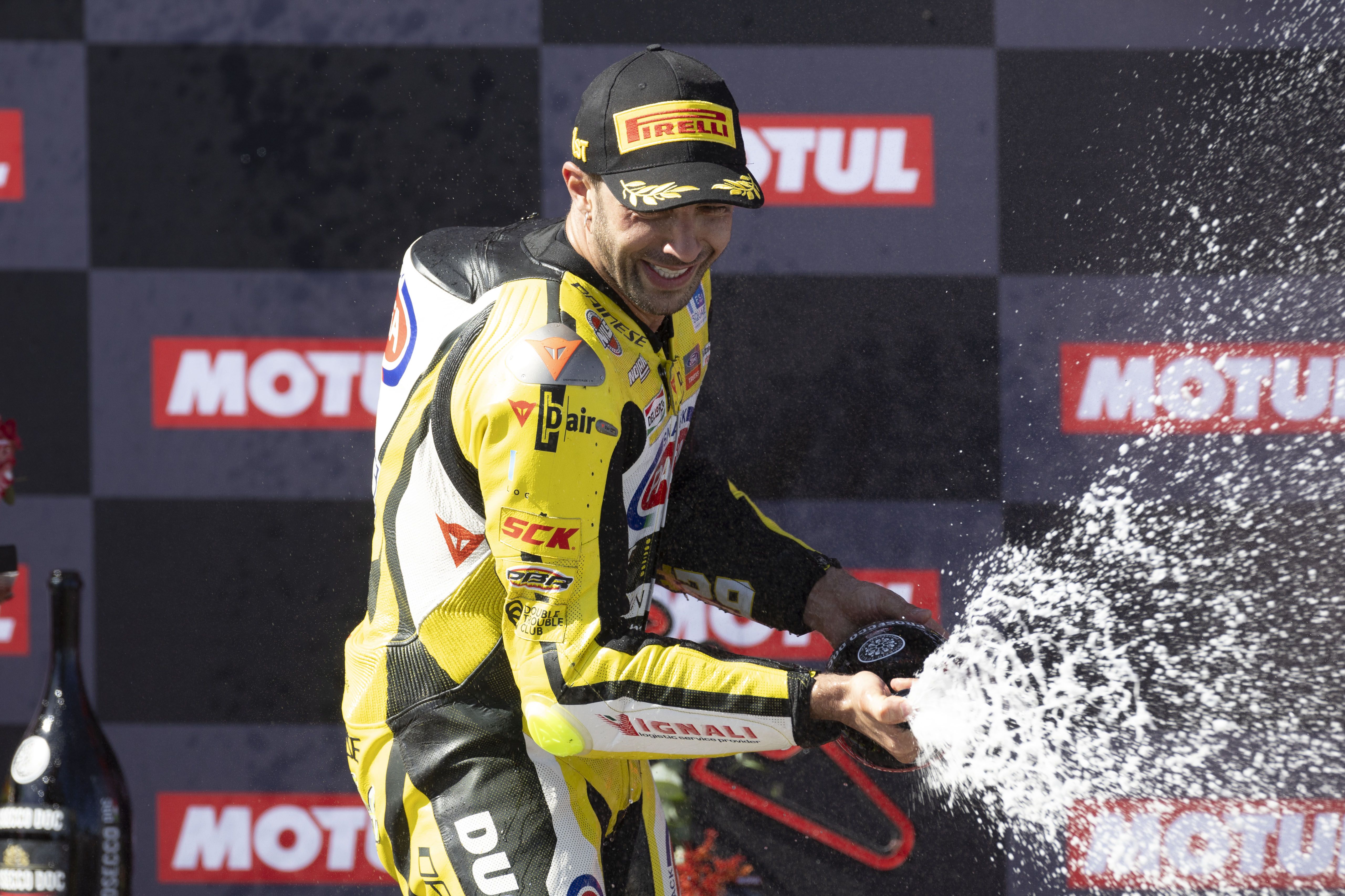 Andrea Iannone festeja su victoria en Aragón