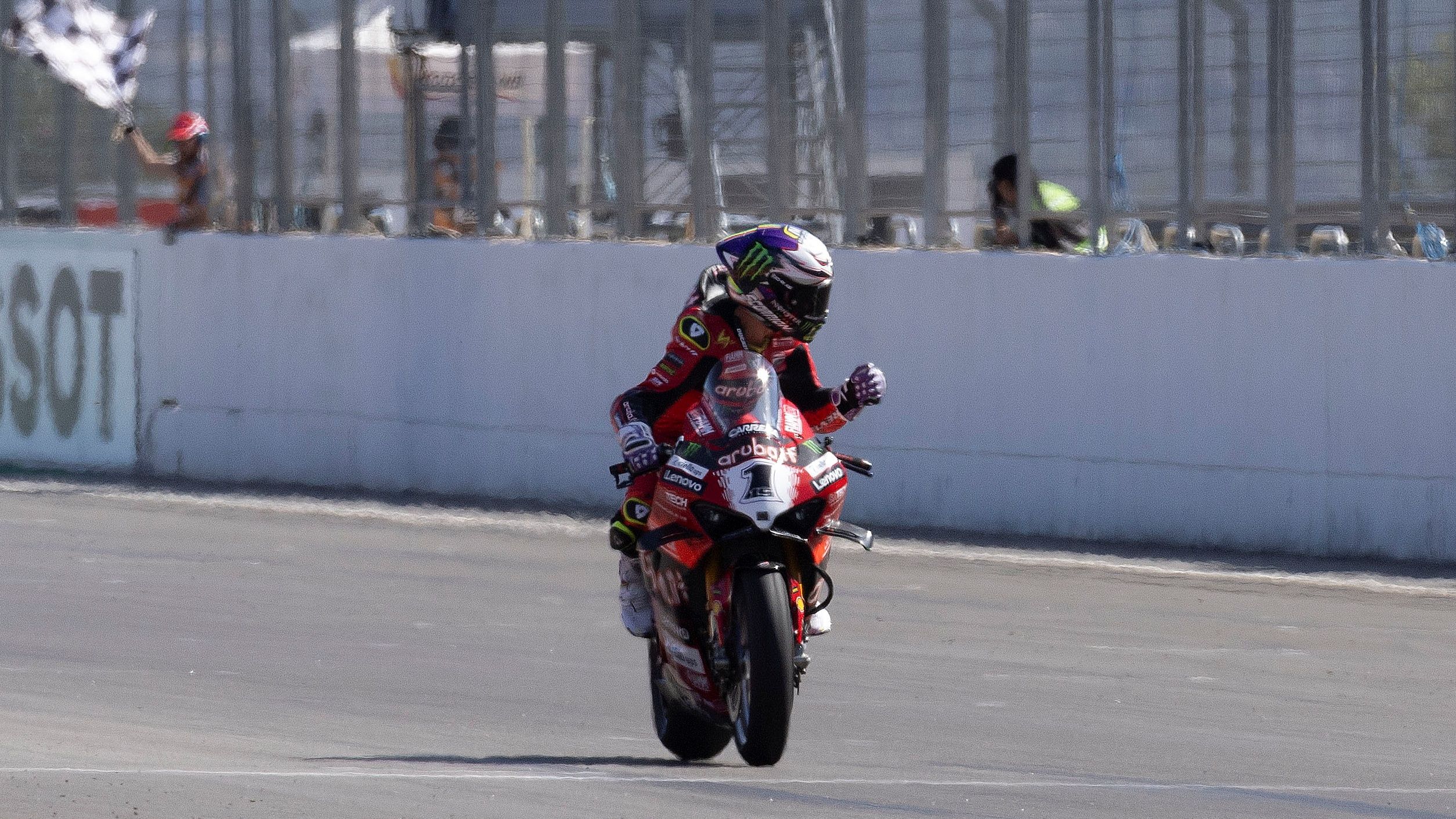 Álvaro Bautista entra victorioso en la meta de Aragón