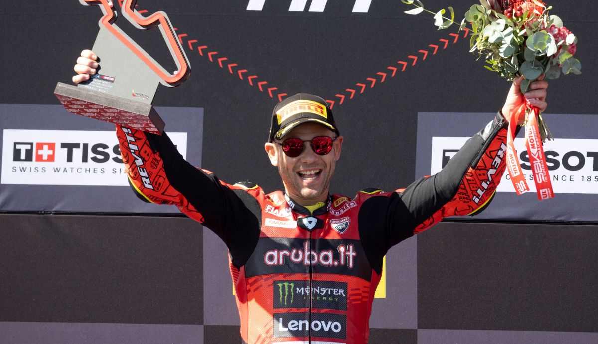 Álvaro Bautista festeja su victoria en Aragón Álvaro Bautista festeja su victoria en Aragón