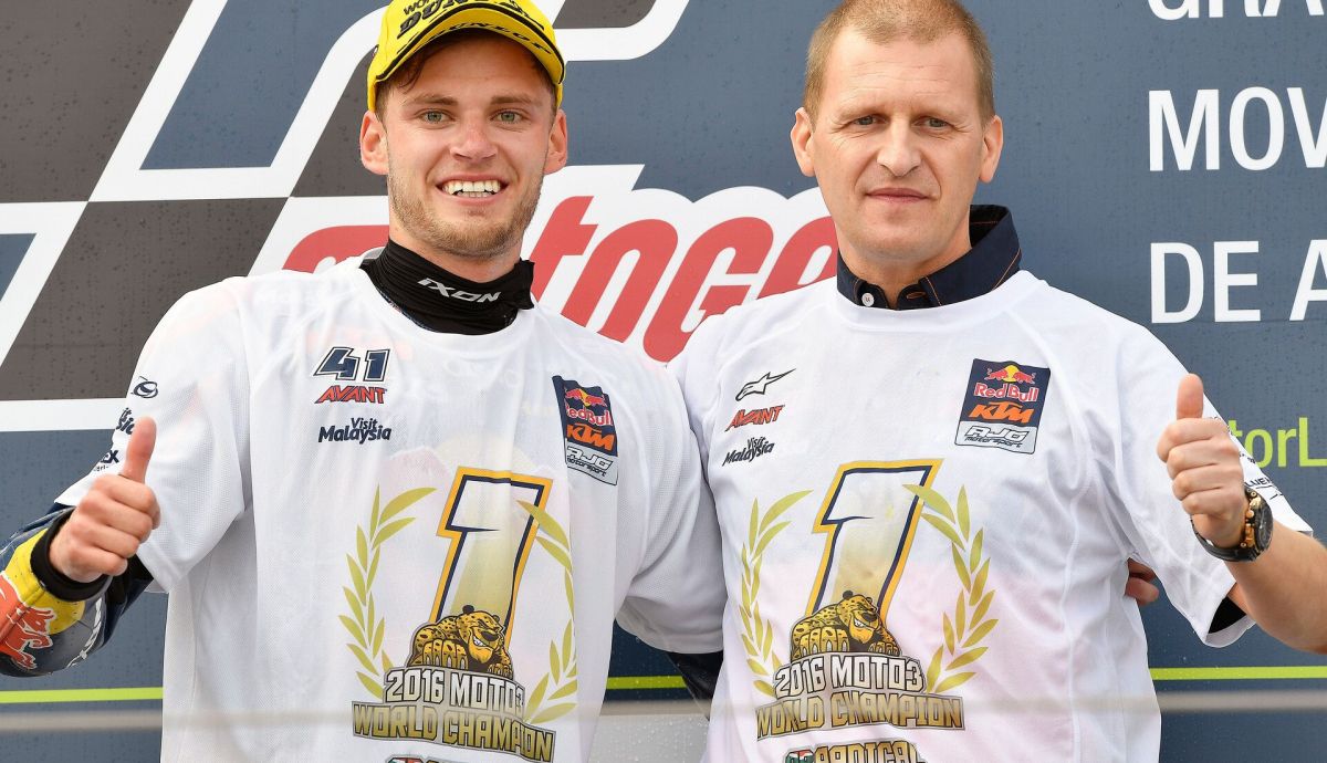 Brad Binder y Aki Ajo celebran el título del sudafricano en Moto3 2016