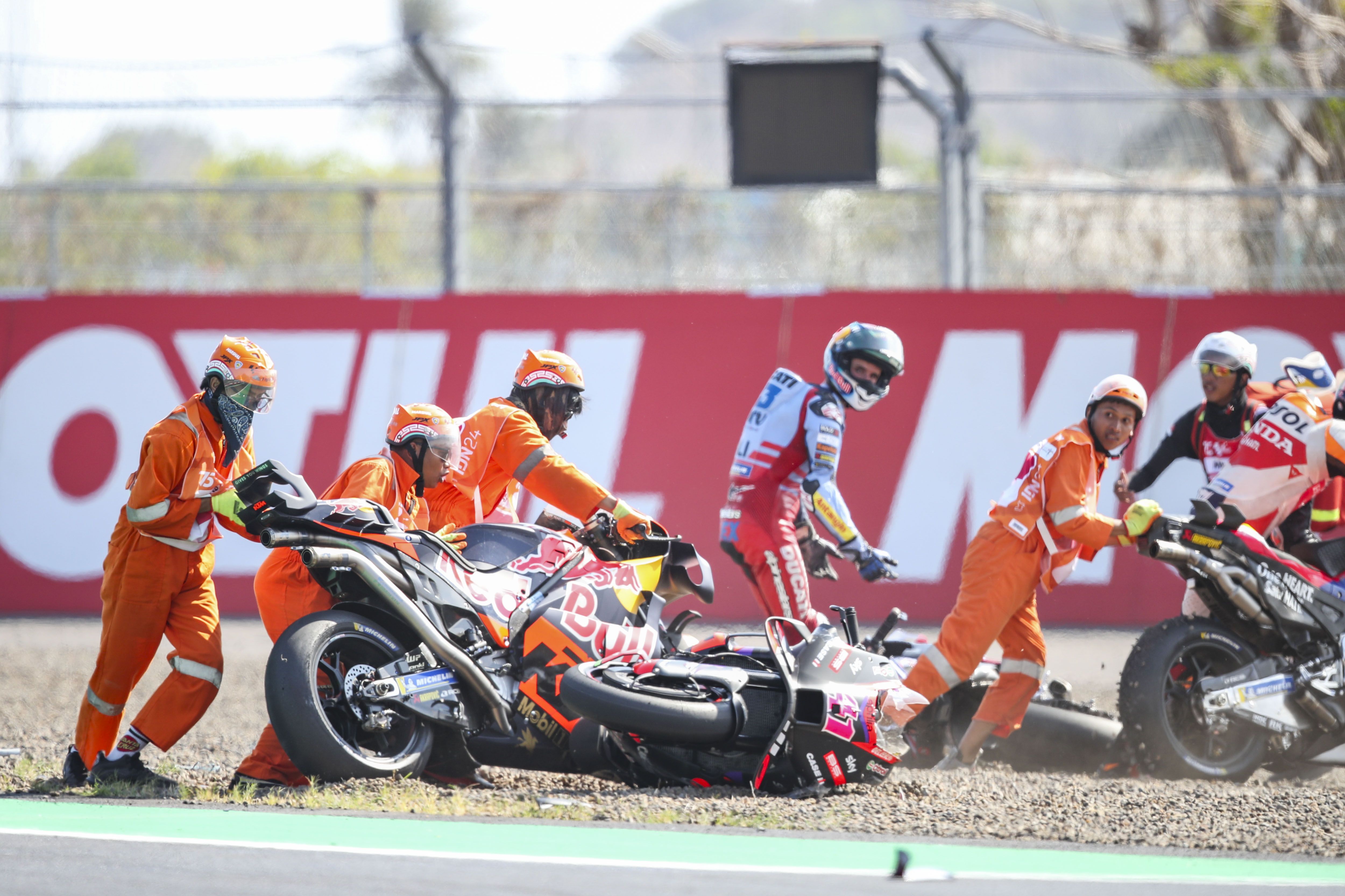 Caída múltiple con Jack Miller, Álex Márquez, Aleix Espargaró y Luca Marini, MotoGP Indonesia 2024