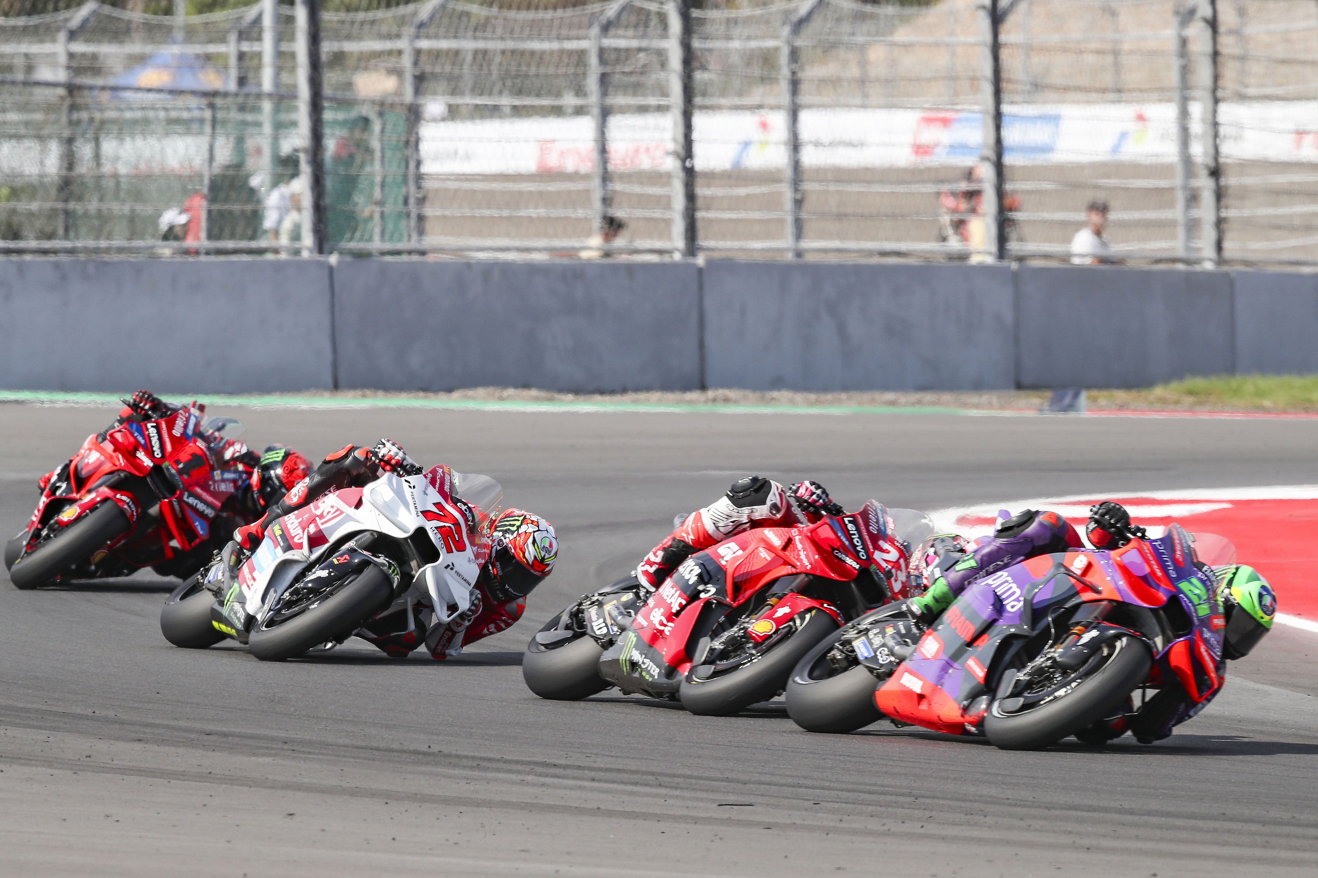 Franco Morbidelli seguido por Enea Bastianini, Marco Bezzecchi y Pecco Bagnaia, MotoGP Indonesia 2024
