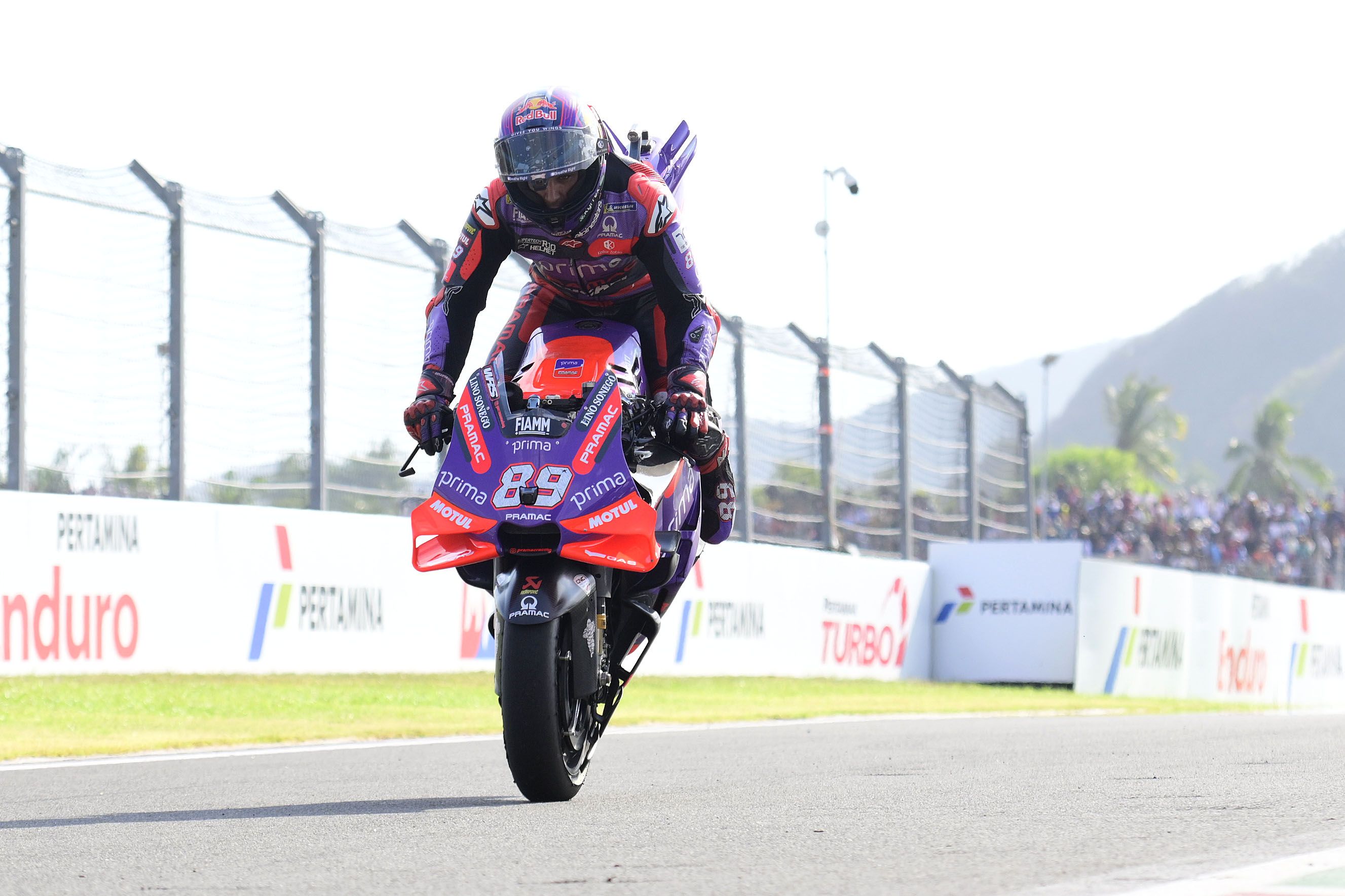 Jorge Martín celebra su victoria con un stoppie, MotoGP Indonesia 2024