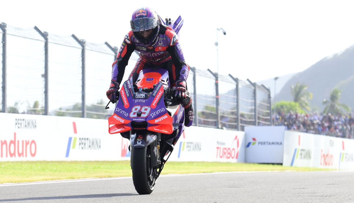 Jorge Martín celebra su victoria con un stoppie, MotoGP Indonesia 2024 Jorge Martín celebra su victoria con un stoppie, MotoGP Indonesia 2024