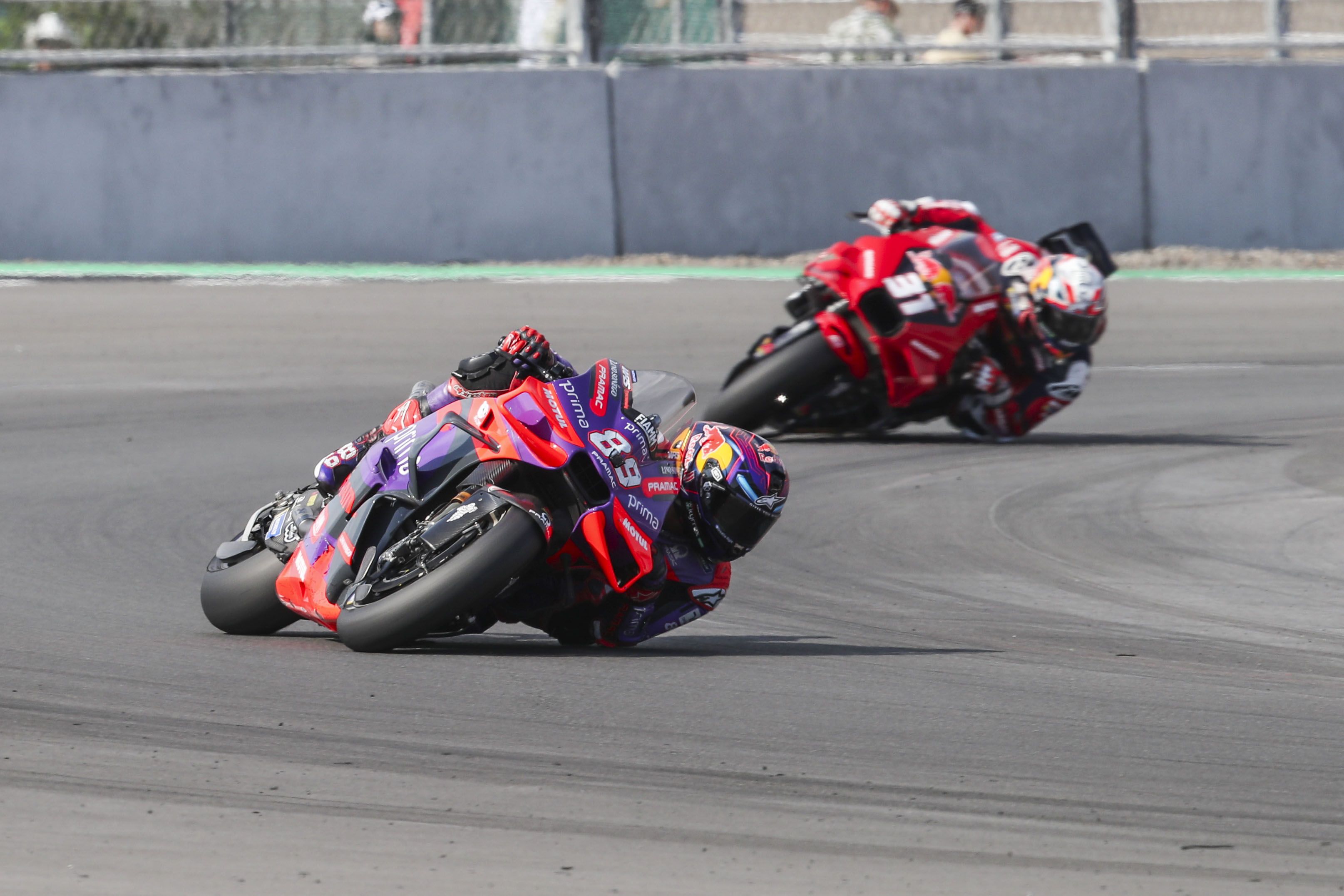 Jorge Martín perseguido por Pedro Acosta, MotoGP Indonesia 2024