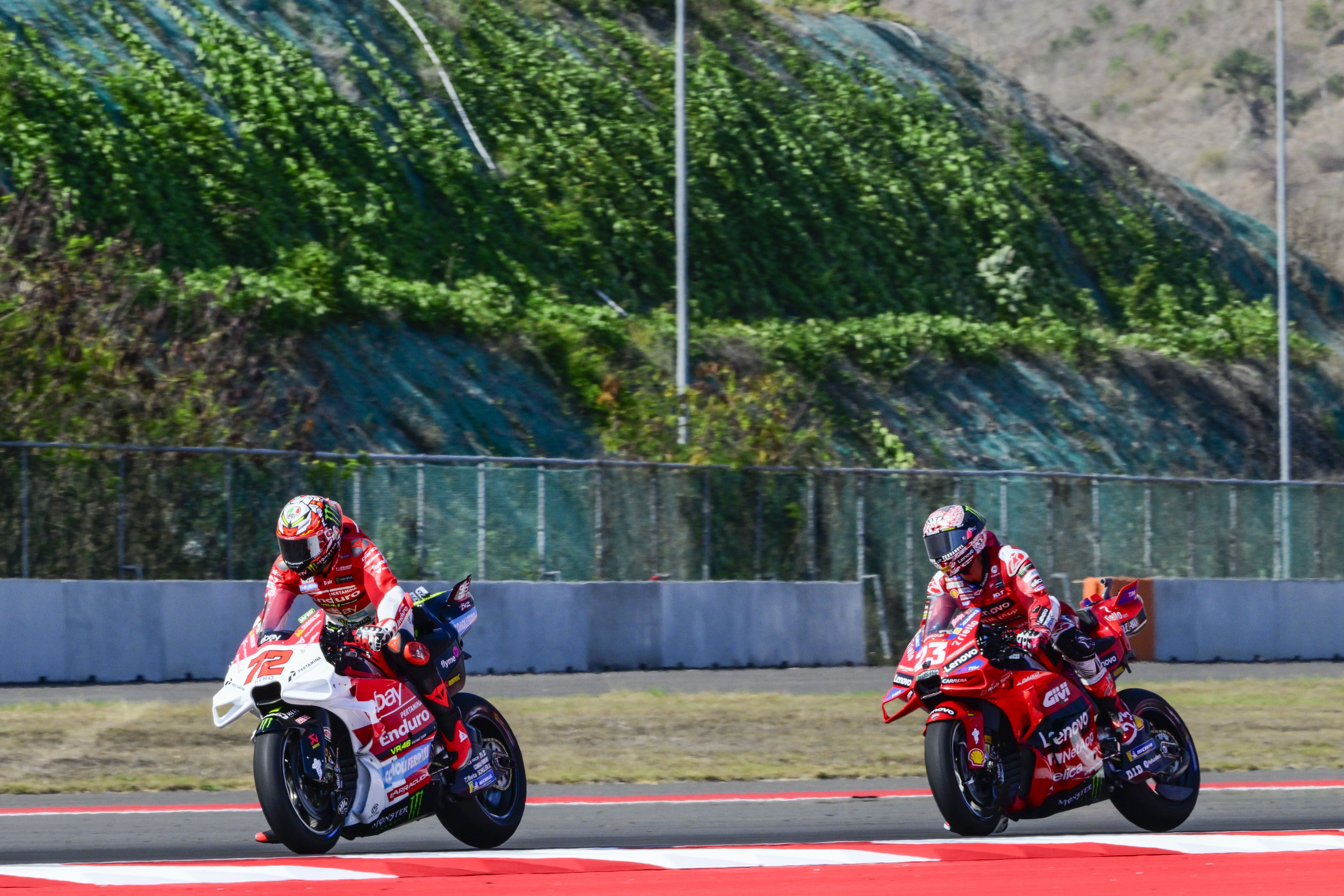 Marco Bezzecchi perseguido por Enea Bastianini, MotoGP Indonesia 2024