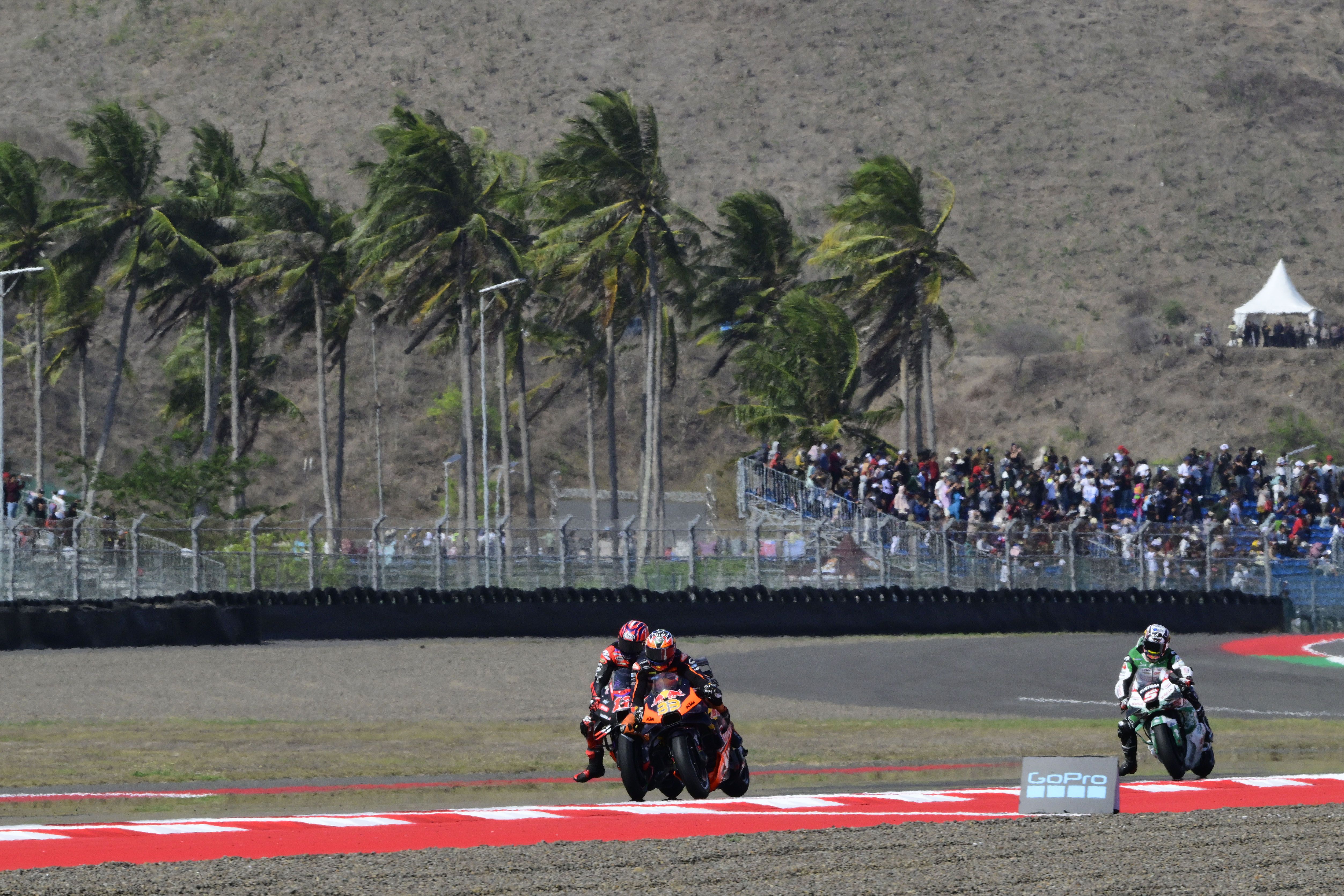 Maverick Viñales trata de superar a Brad Binder, MotoGP Indonesia 2024