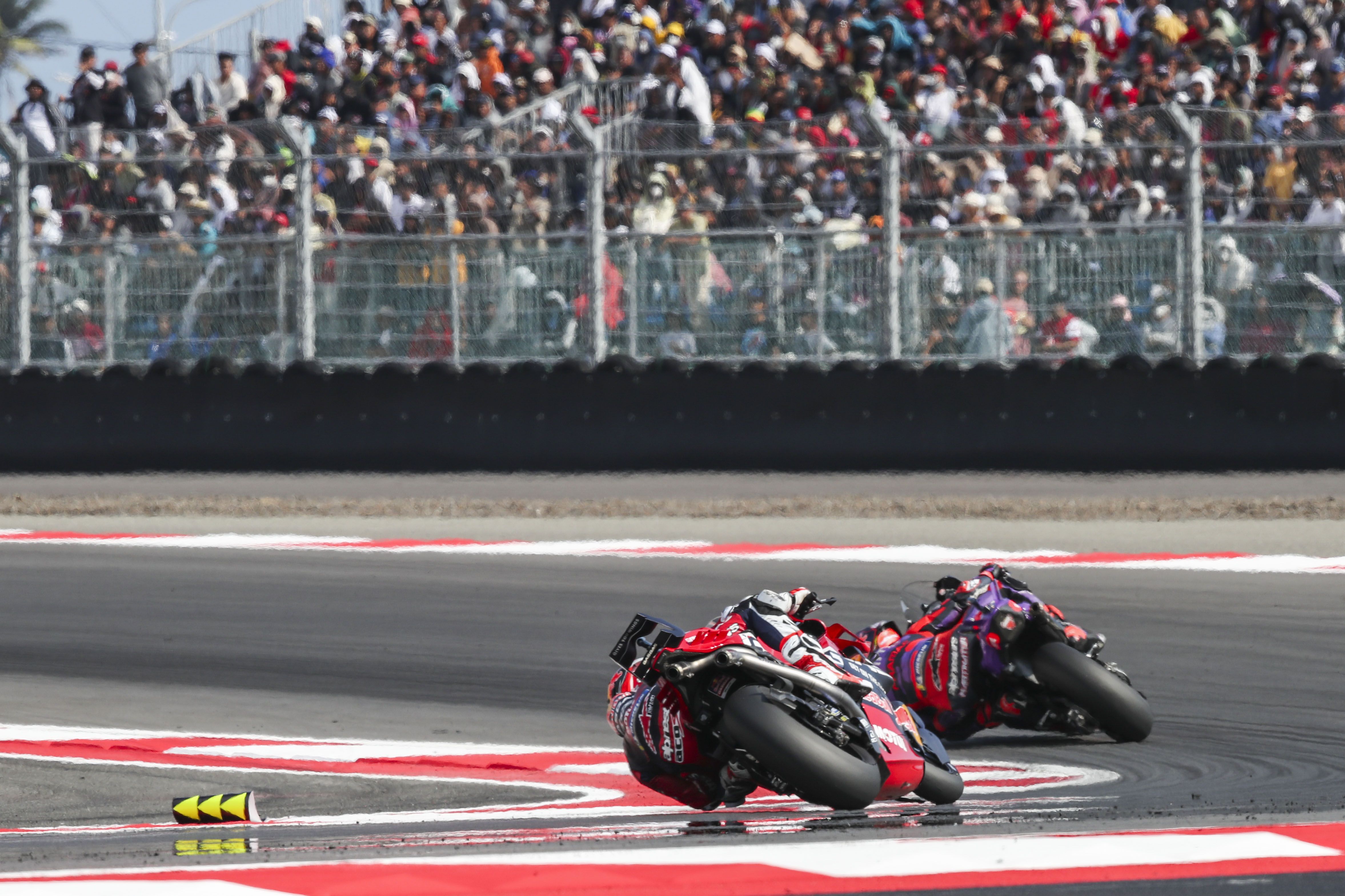 Pedro Acosta persigue a Jorge Martín, MotoGP Indonesia 2024