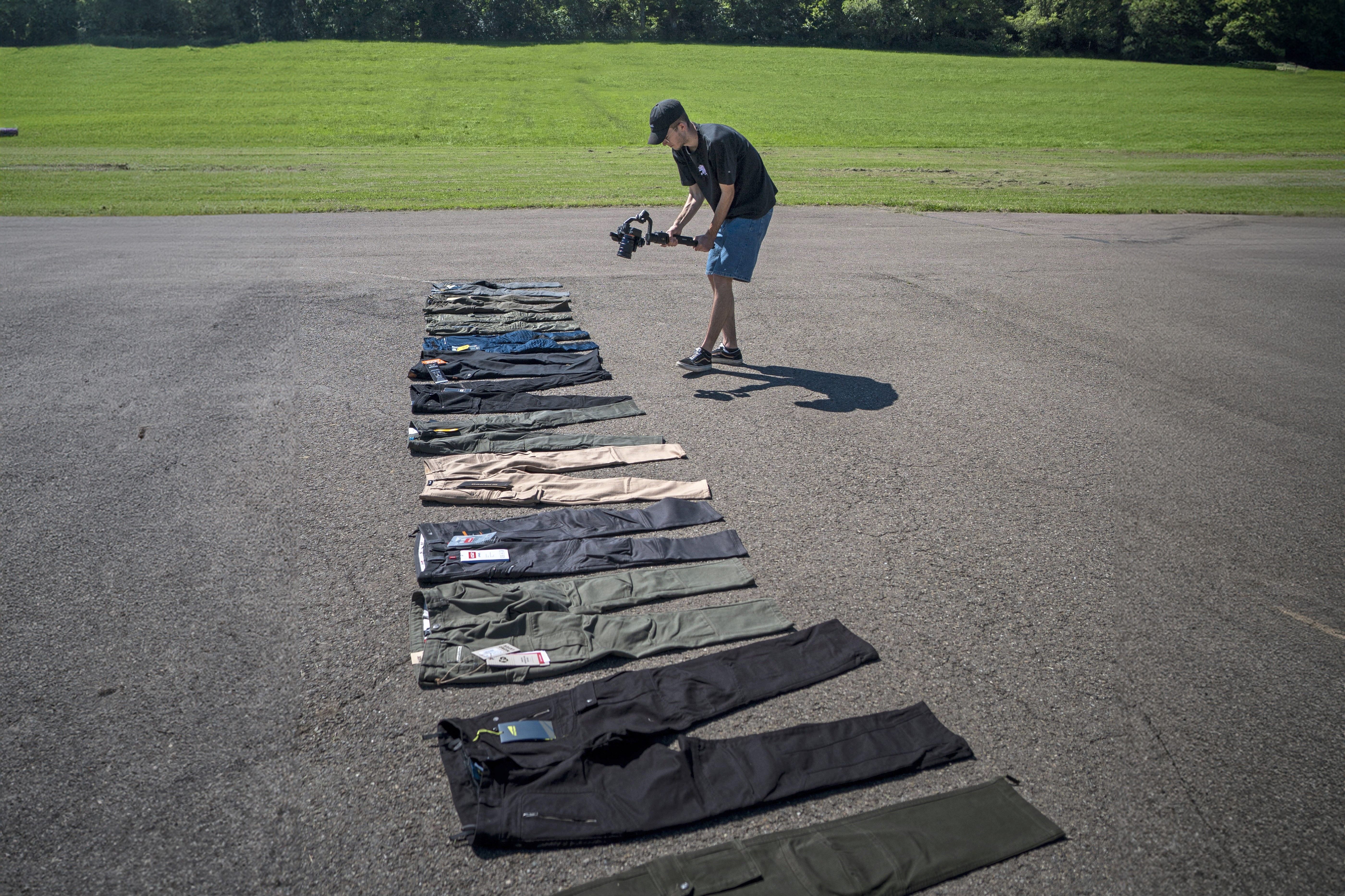 Informe 12 pantalones cargo para moto a examen.