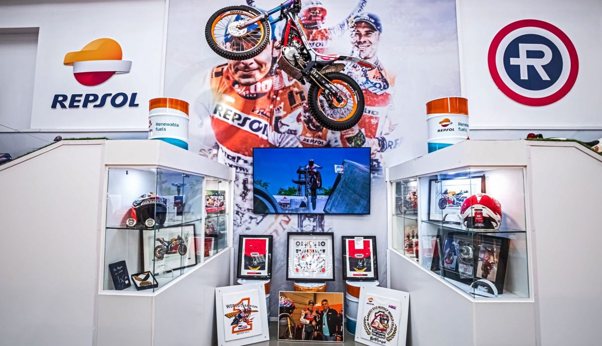 Trofeos y reliquias de Repsol en el Museo de la moto 'Made in Spain'
