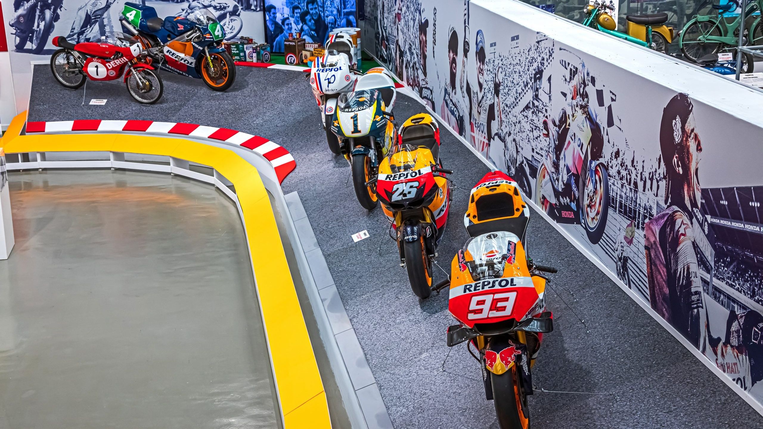 Algunas de las motos vestidas de Repsol en el Museo de la moto made in Spain