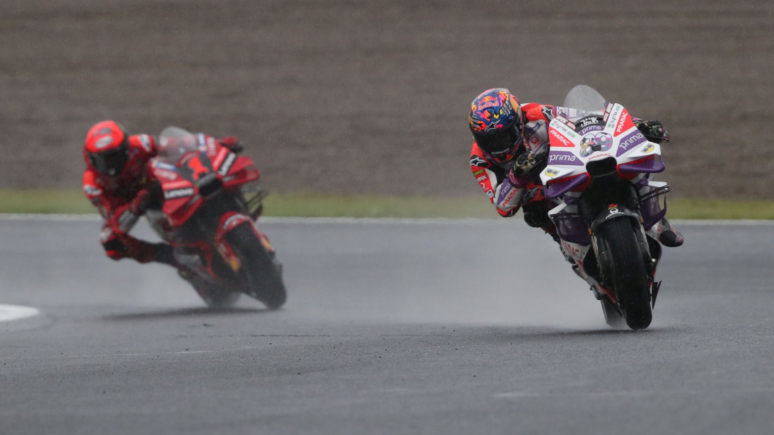 Jorge Martín perseguido por Pecco Bagnaia en la carrera de MotoGP del año pasado en Japón