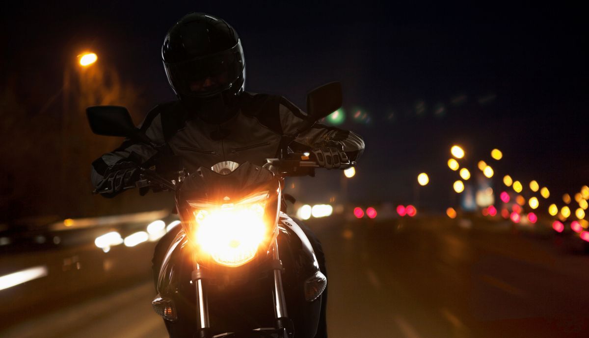 Consejos para conducir de noche en moto en carreteras secundarias