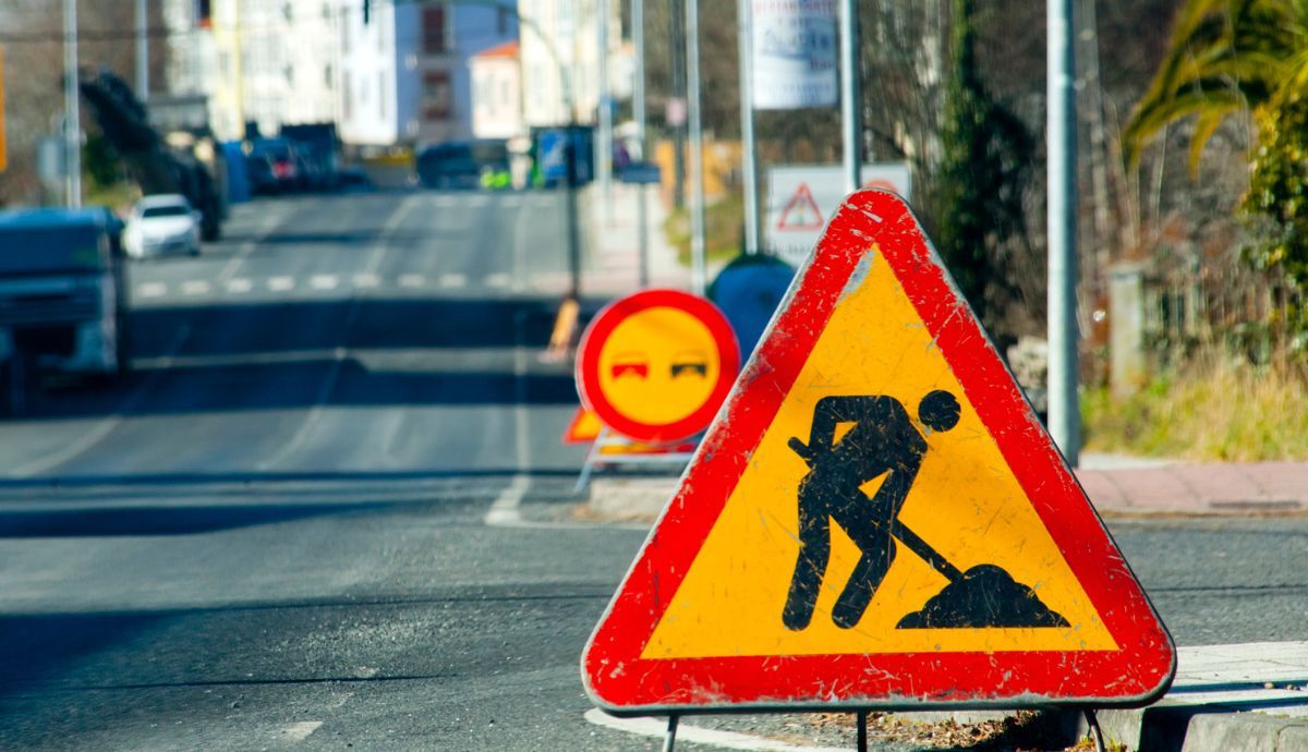 Las marcas viales que señalizan un tramo de obras