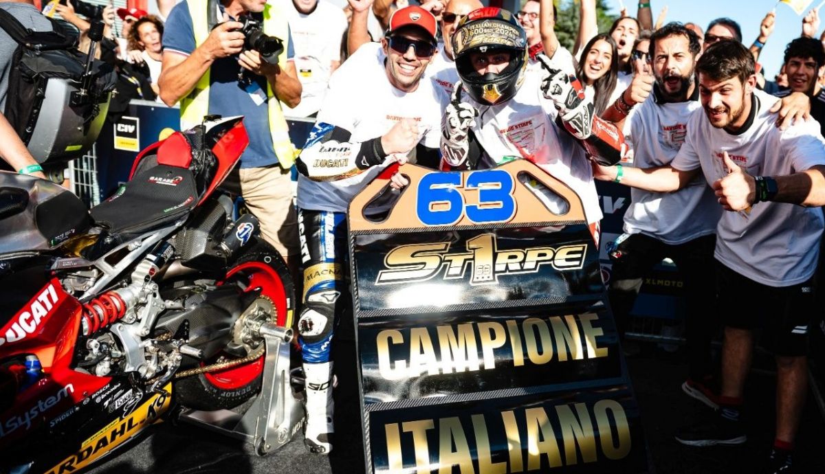 Davide Stirpe festeja el título del CIV Supersport 2024 Davide Stirpe festeja el título del CIV Supersport 2024