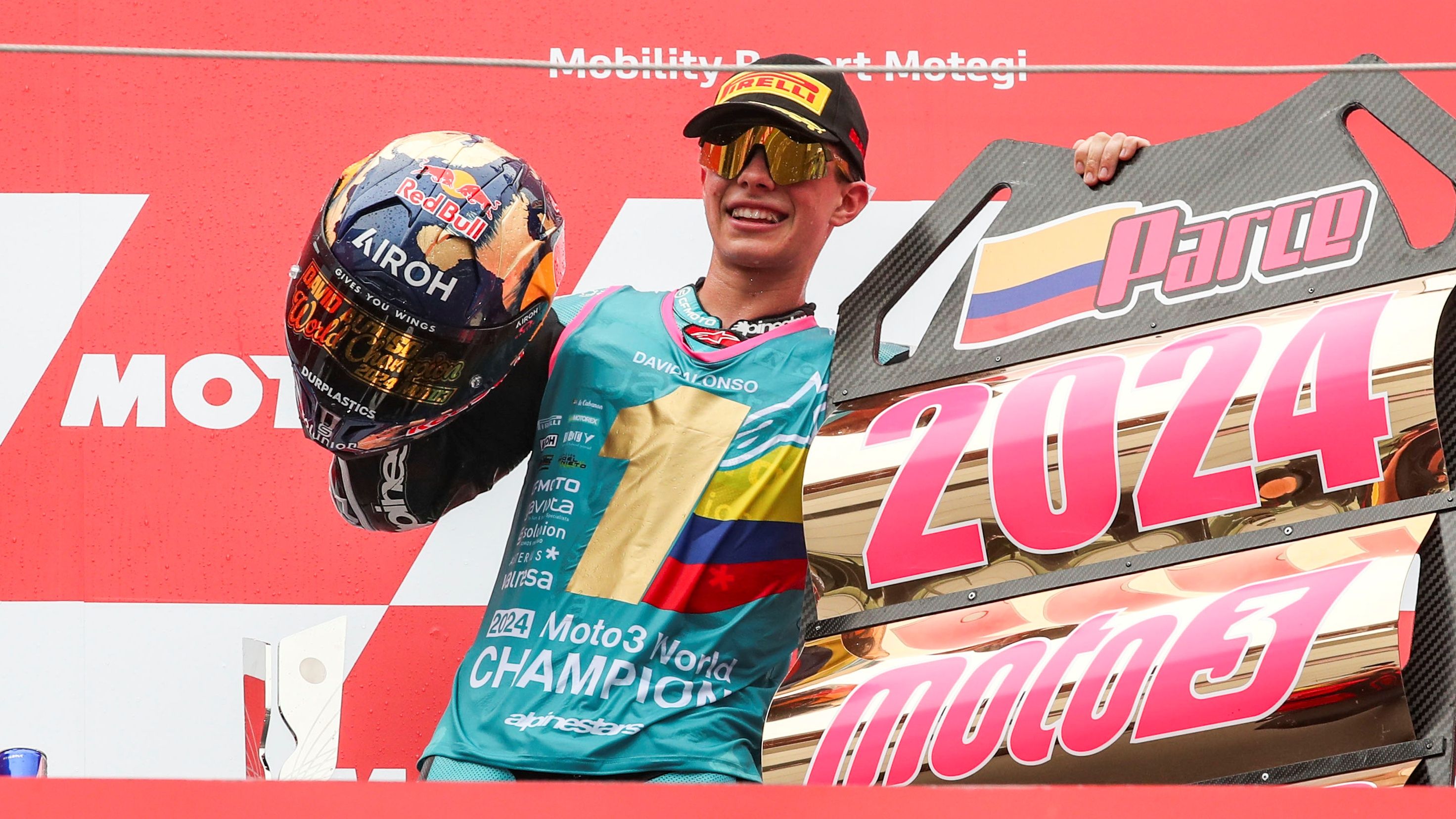 David Alonso festeja su título mundial de Moto3 2024 desde lo alto del podio en Japón