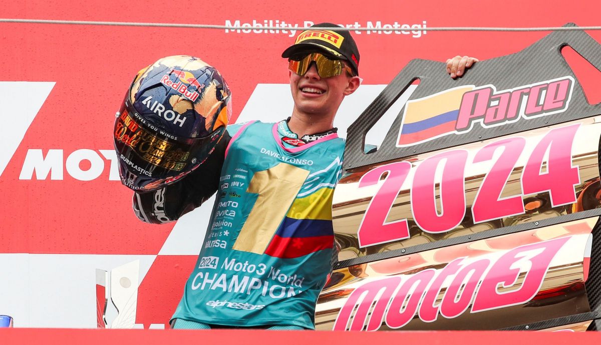 David Alonso festeja su título mundial de Moto3 2024 desde lo alto del podio en Japón David Alonso festeja su título mundial de Moto3 2024 desde lo alto del podio en Japón