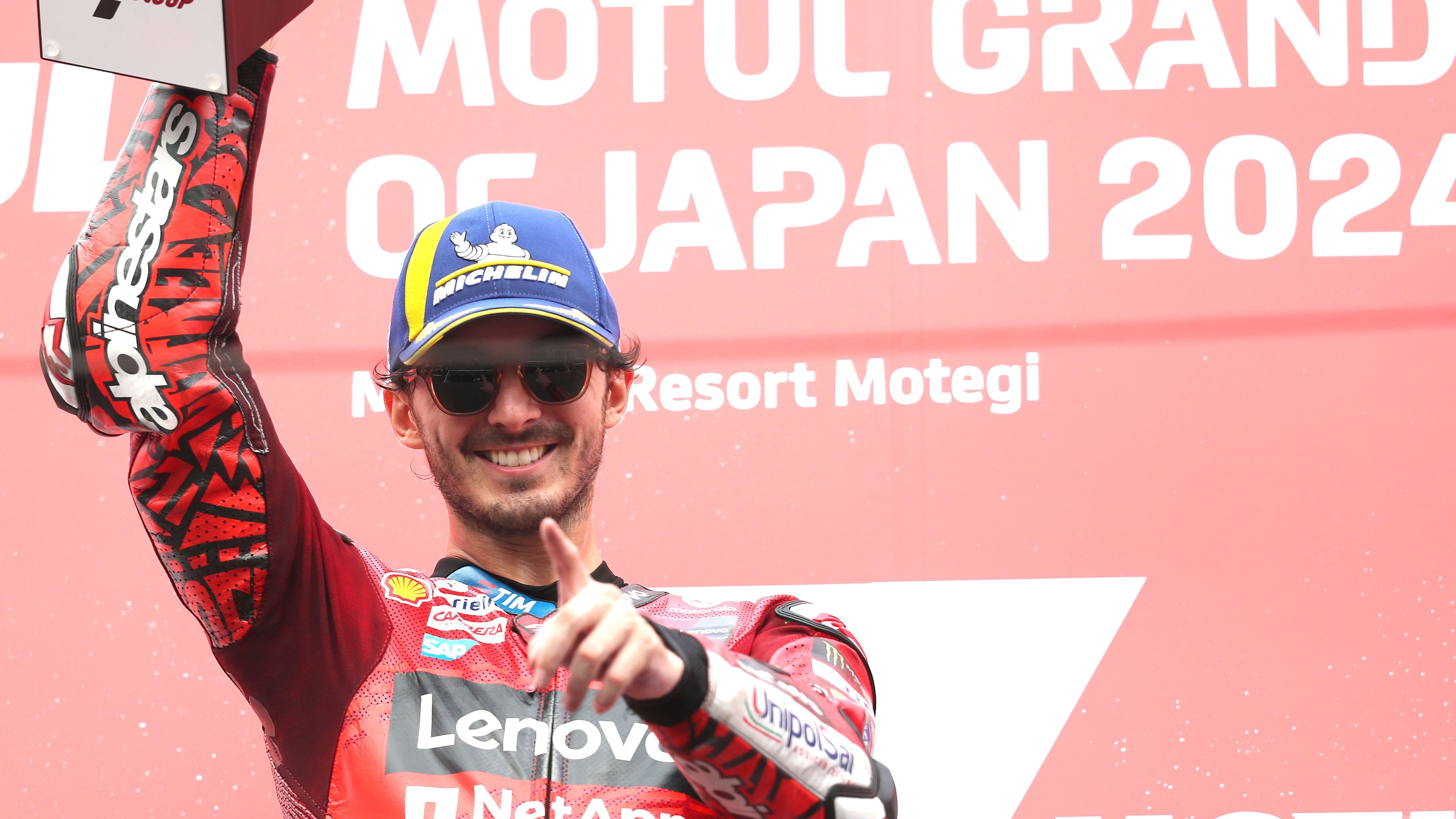 Pecco Bagnaia en el podio de Motegi