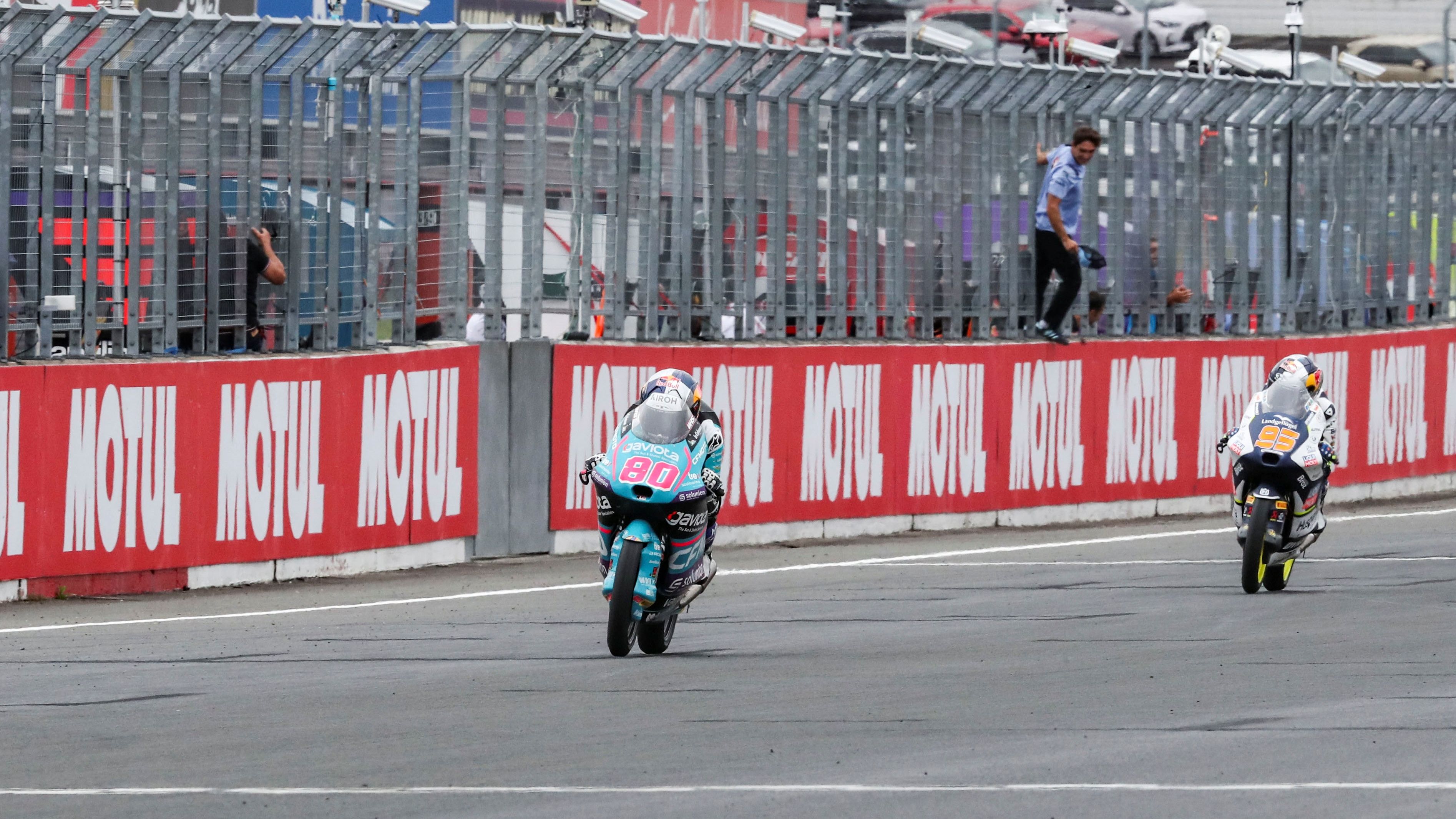 David Alonso se va de Collin Veijer rumbo al título, Moto3 Japón 2024