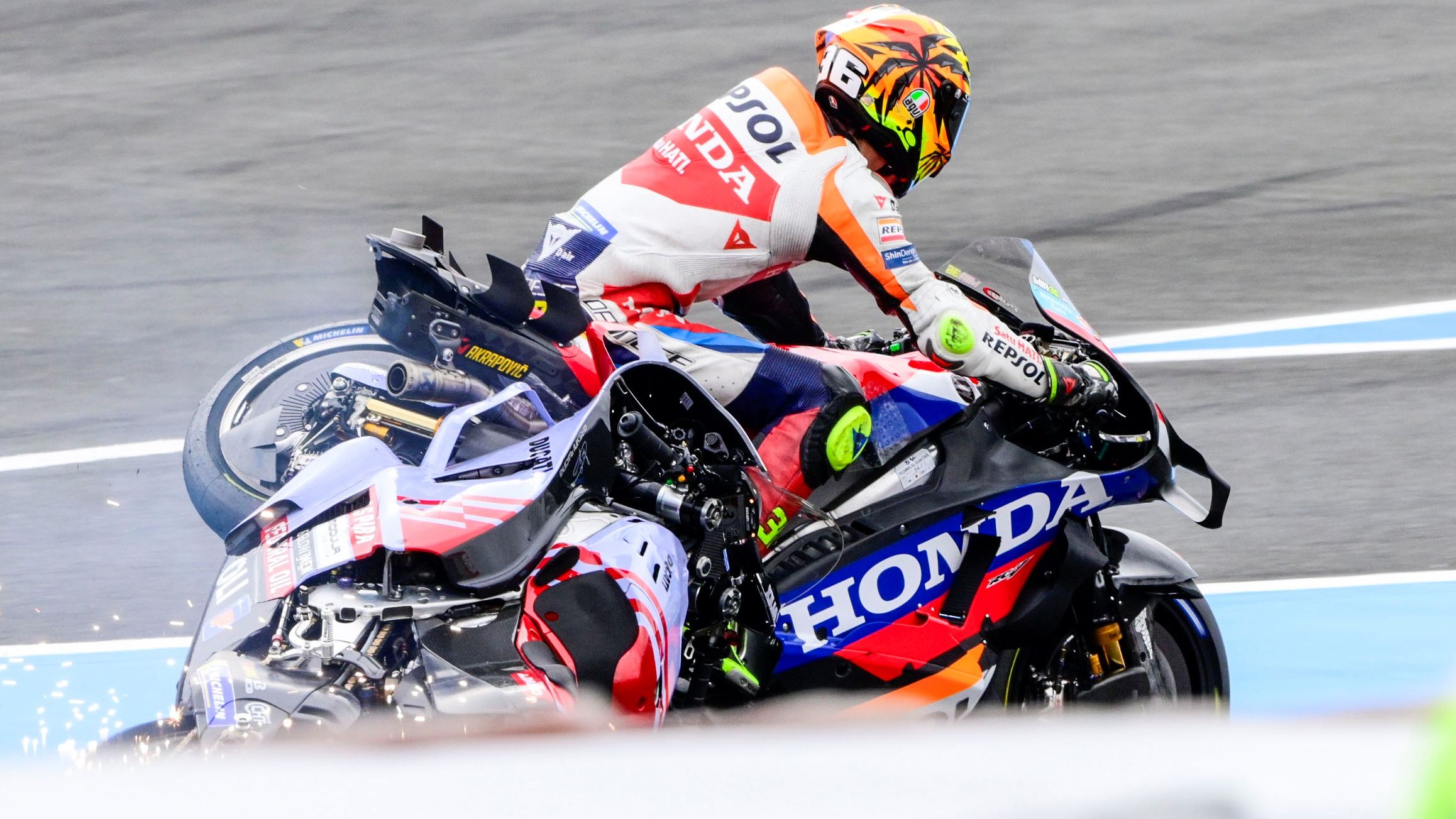 Joan Mir con la moto de Álex Márquez enganchada, MotoGP Japón 2024