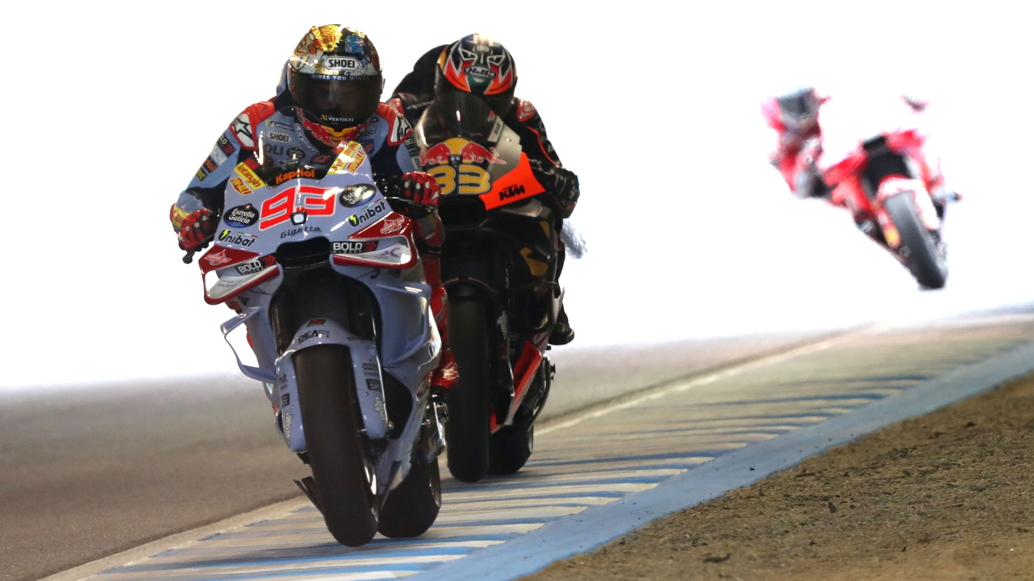 Marc Márquez con Brad Binder pegado y Enea Bastianini al fondo, MotoGP Japón 2024