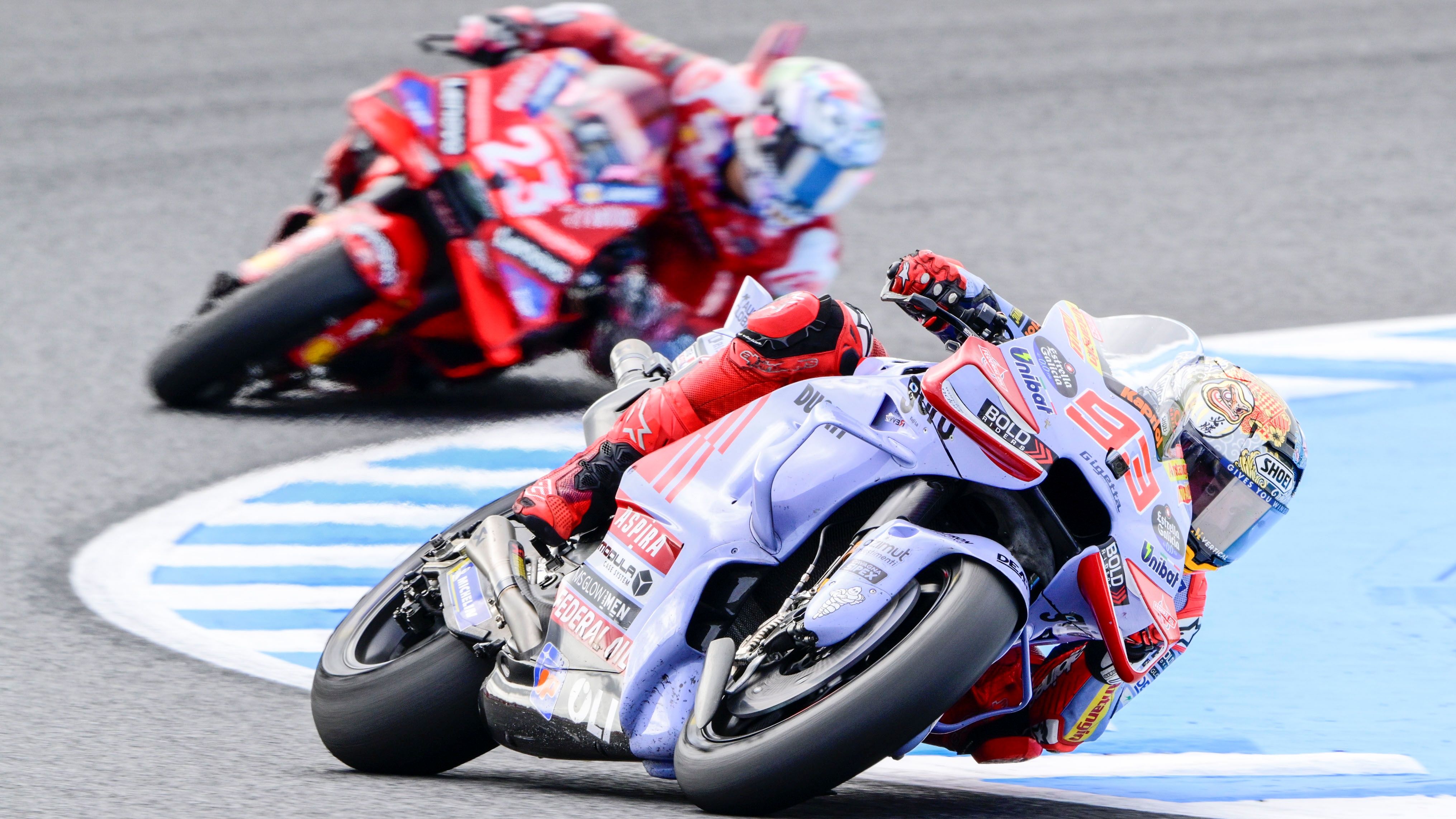 Marc Márquez contiene a Enea Bastianini, MotoGP Japón 2024